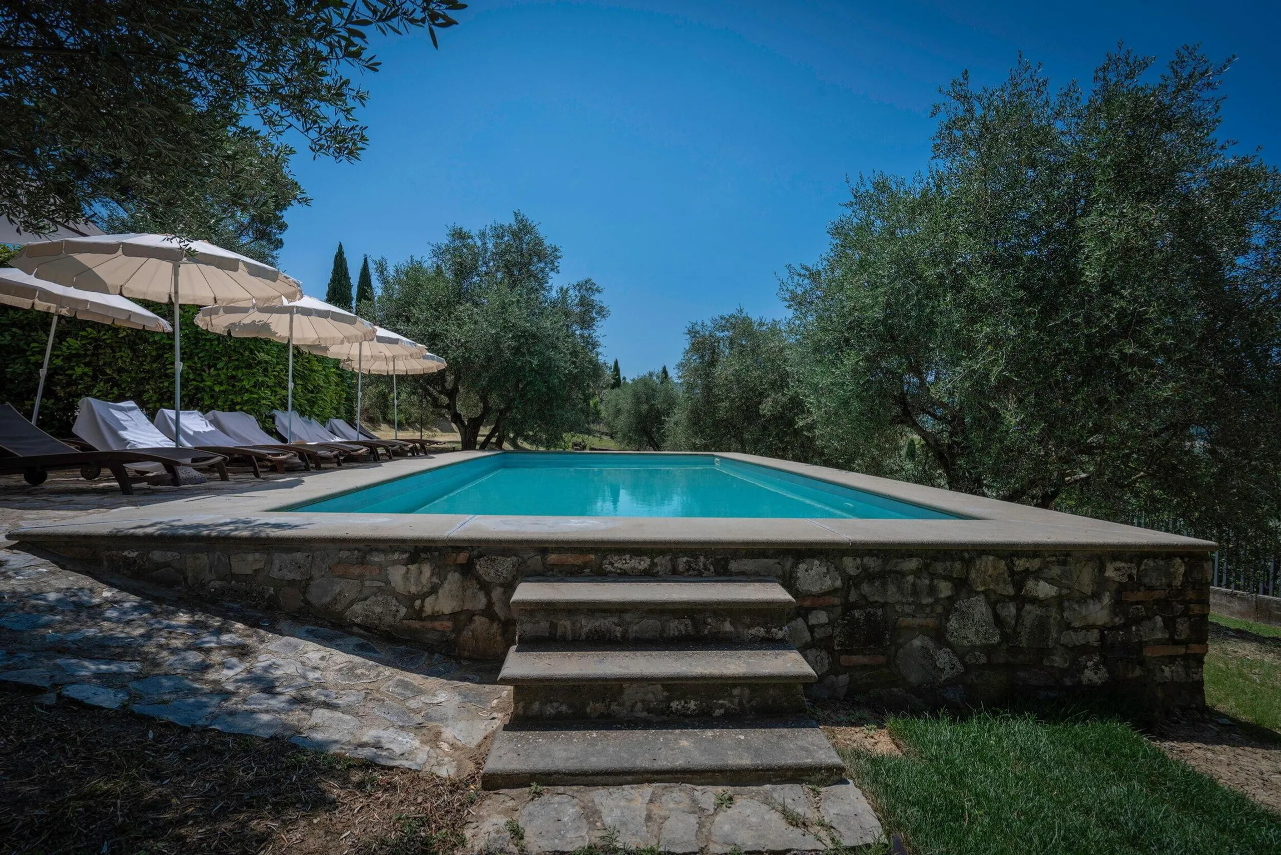 Imposing Localita Pignattaia Estate with Private Pool and Jacuzzi — photograph 3