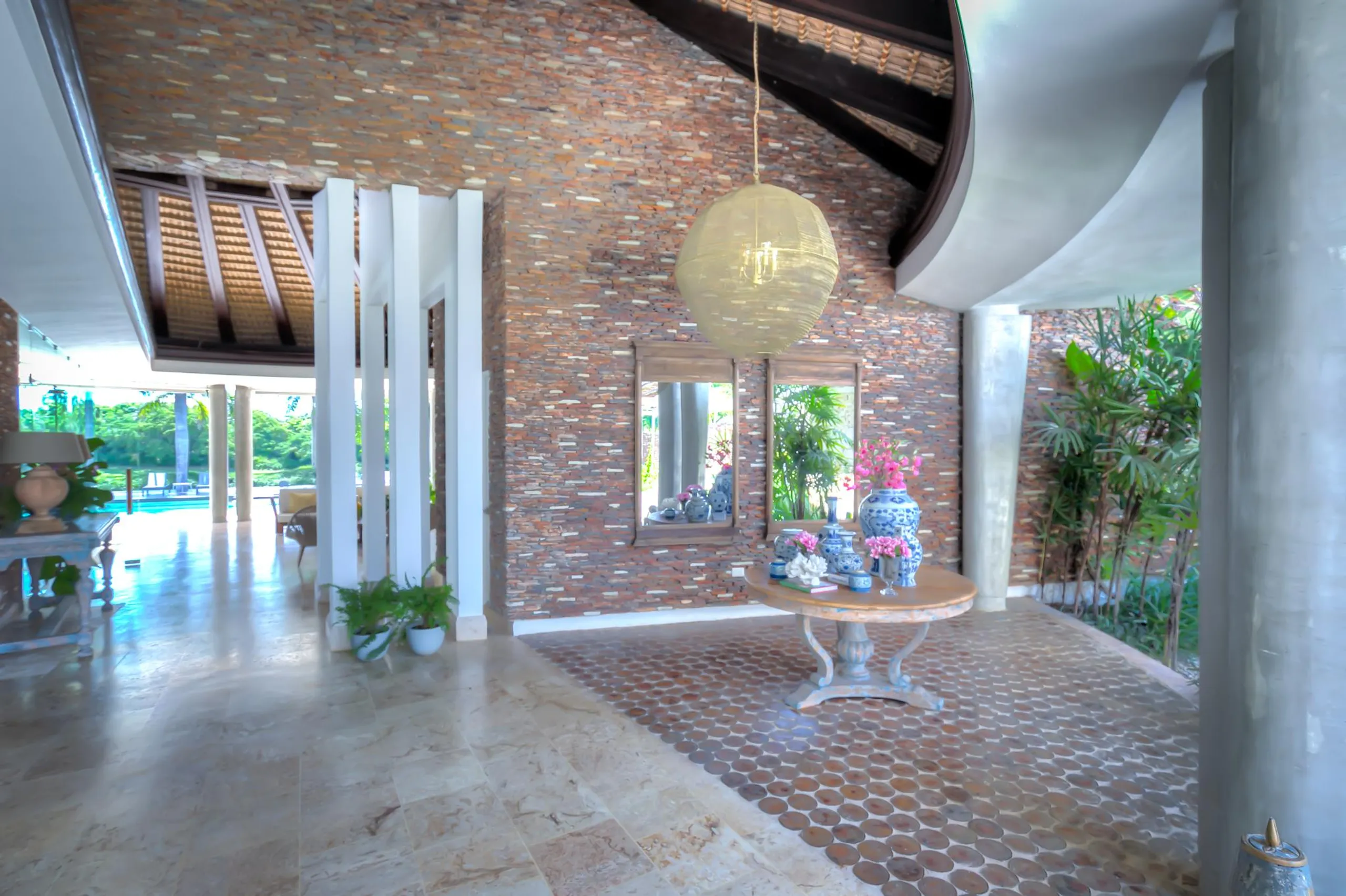 Chic Modern Tropical Villa with Private Pool and Fresh Ambiance — photograph 8