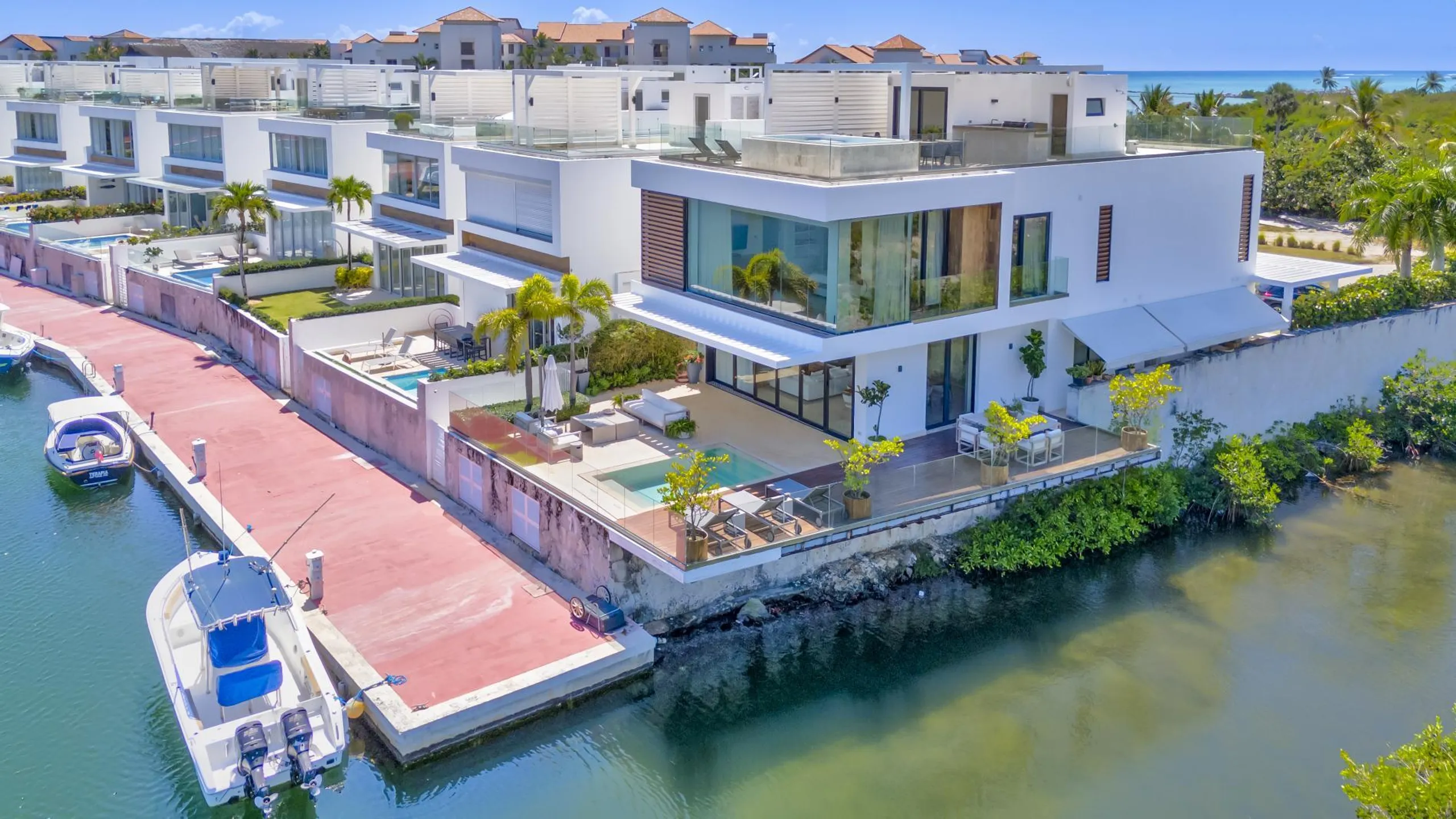 Plush and Inviting Oceanfront Villa with Two Private Pools — photograph 4