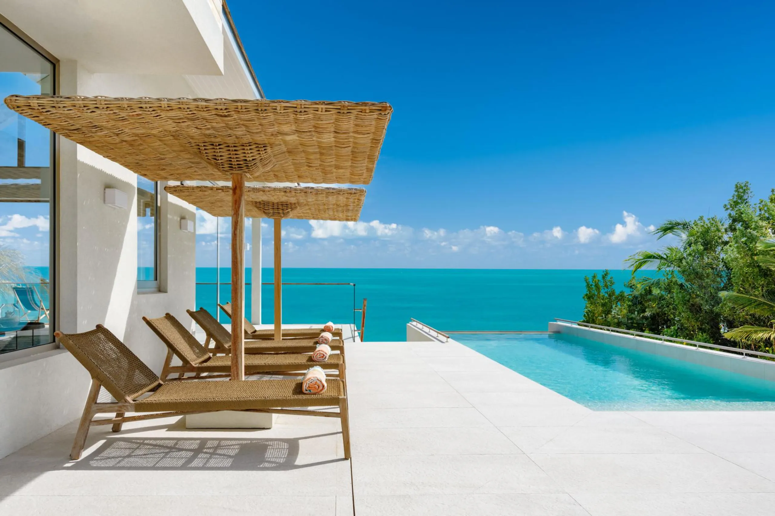 Sophisticated Villa in Sapodilla Bay with Infinity Pool and Stunning Coastal Views — photograph 4