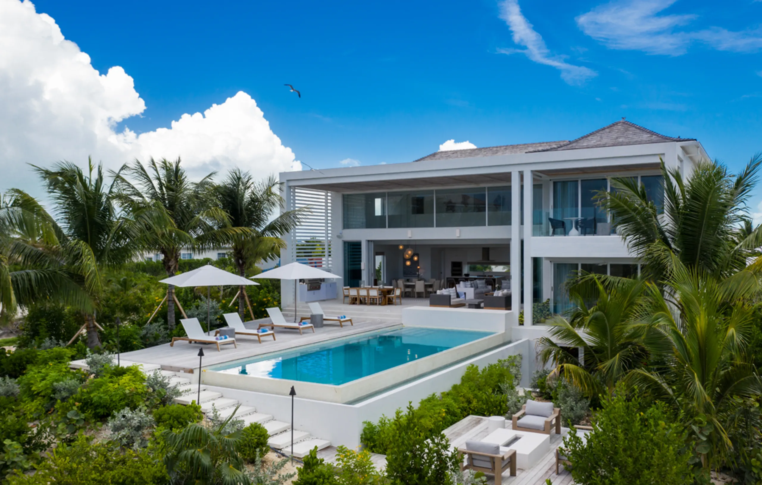 Grace Bay Contemporary Estate with Infinity Pool and Stunning Views — photograph 7