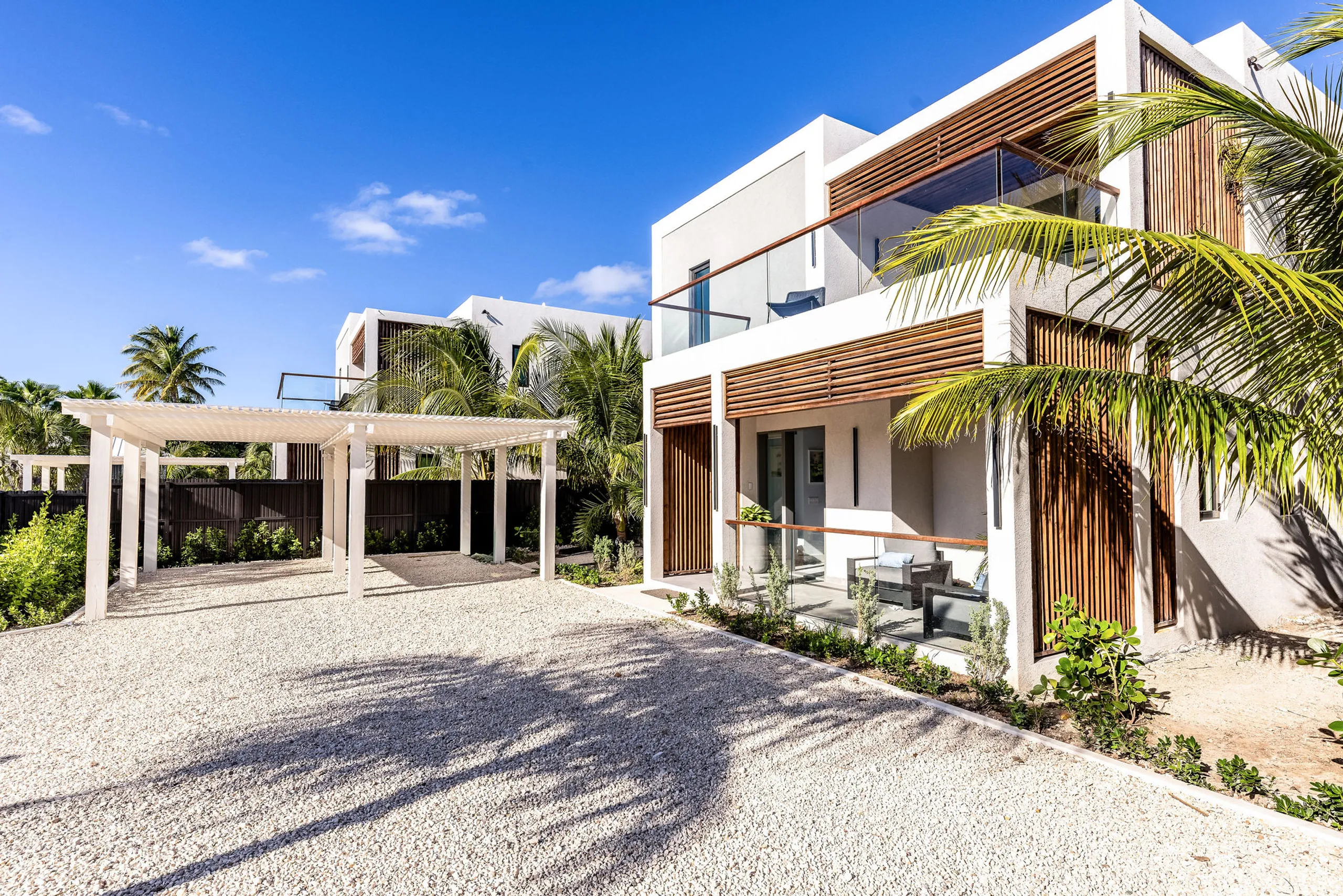 Modern 3 Bedroom Villa with Private Pool, and Lush Garden — photograph 10