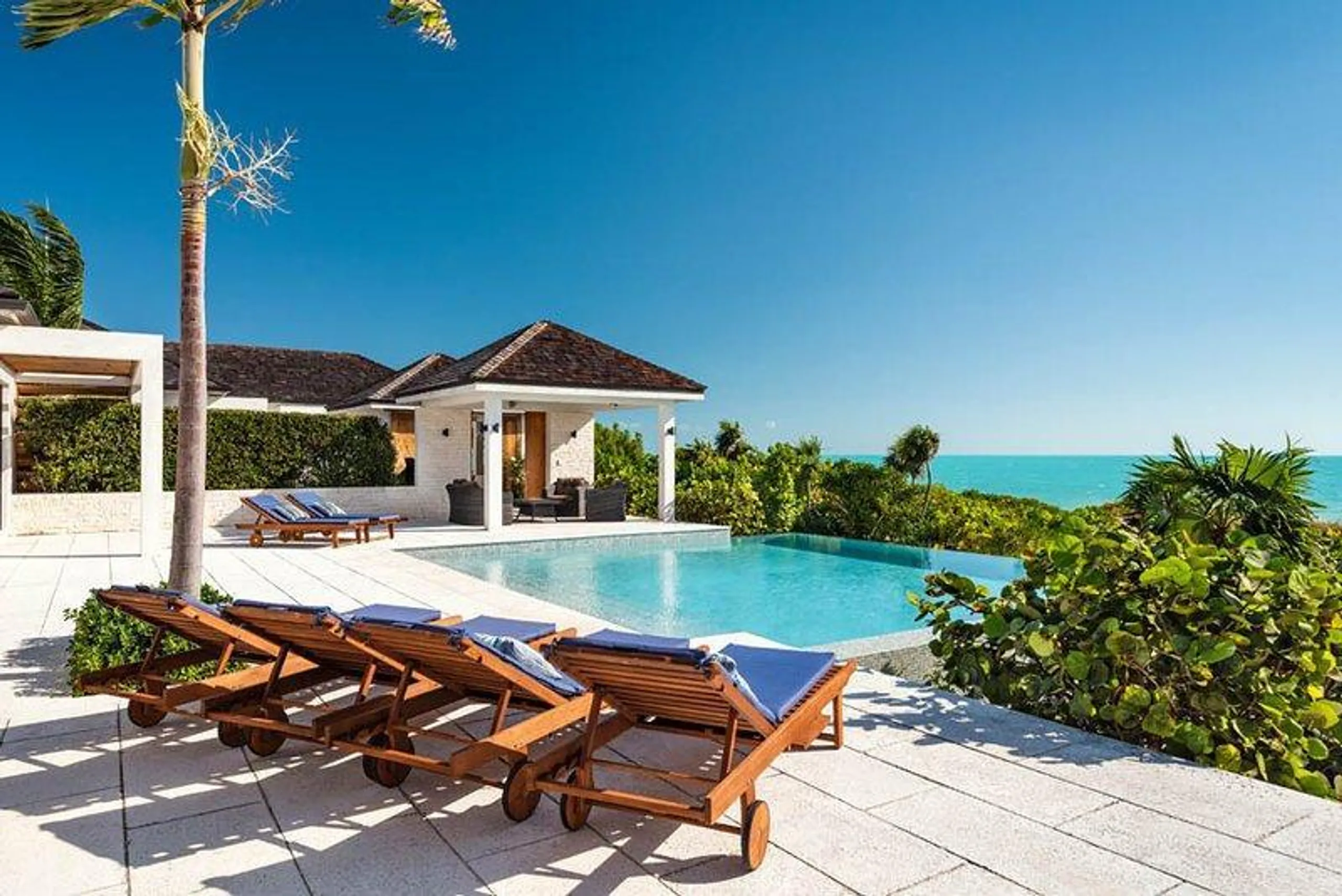 Refined Contemporary Beachfront Long Bay Beach Villa with Infinity Pool — photograph 6