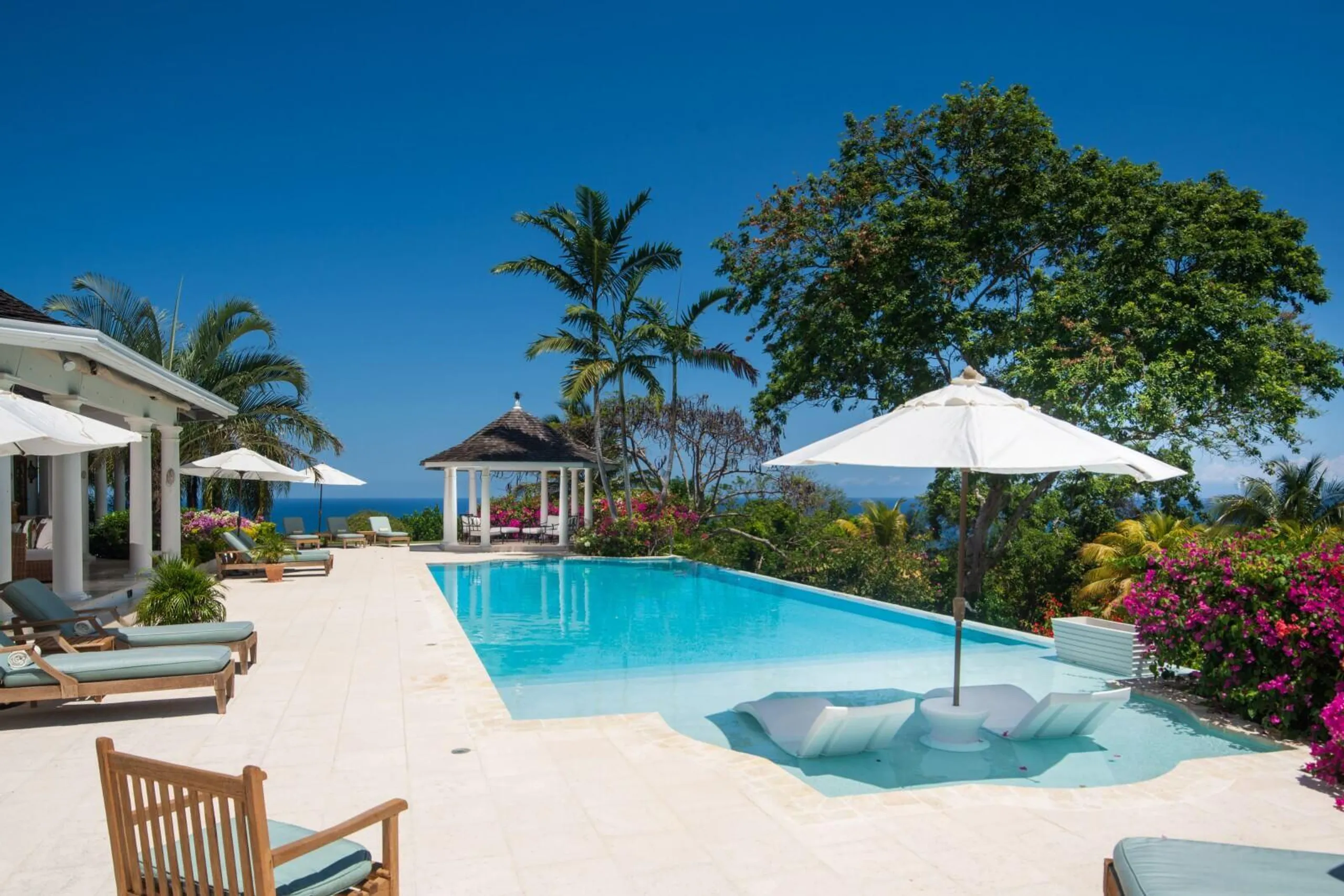 Posh Paradise Villa with Private Pool, Gazebo, and Stunning Ocean Views — photograph 4