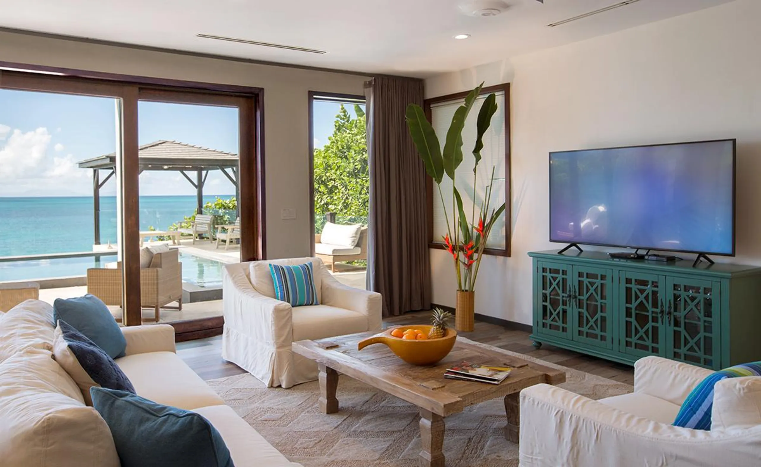 Indulgent Four-Bedroom Villa with Wrap-Around Infinity Pool, Private Gardens and Ocean Views — photograph 9