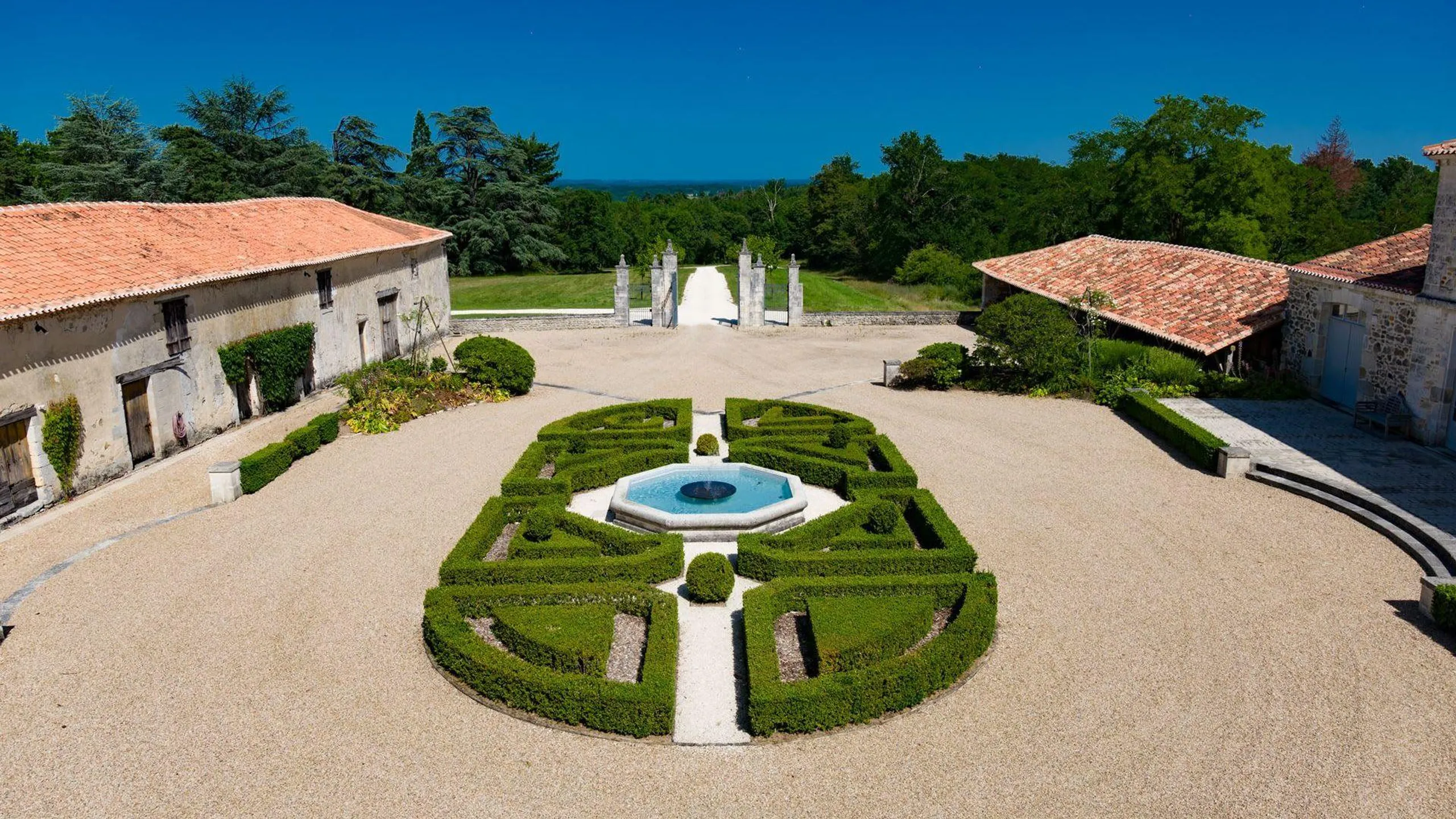 Historic Estate with Orangerie & Pool In Périgord Countryside — photograph 7