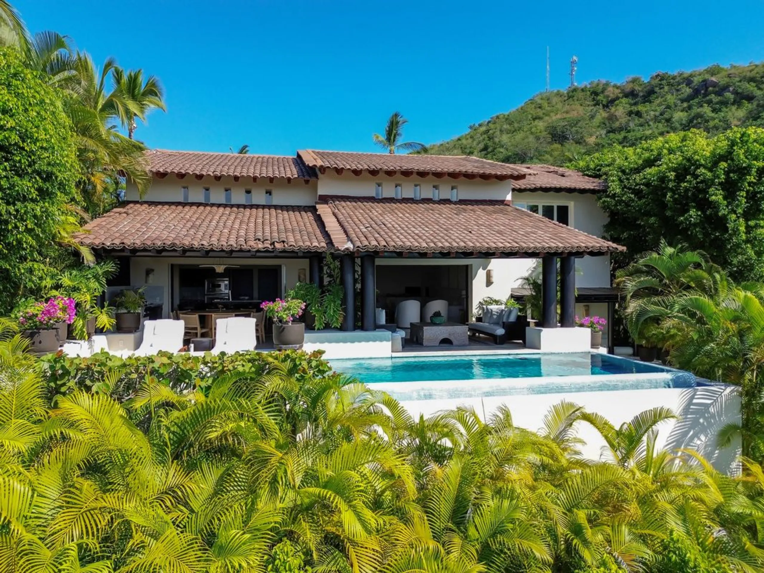 Four Seasons Punta Mita 4-Bedroom Oceanview Villa with Infinity Pool — photograph 2