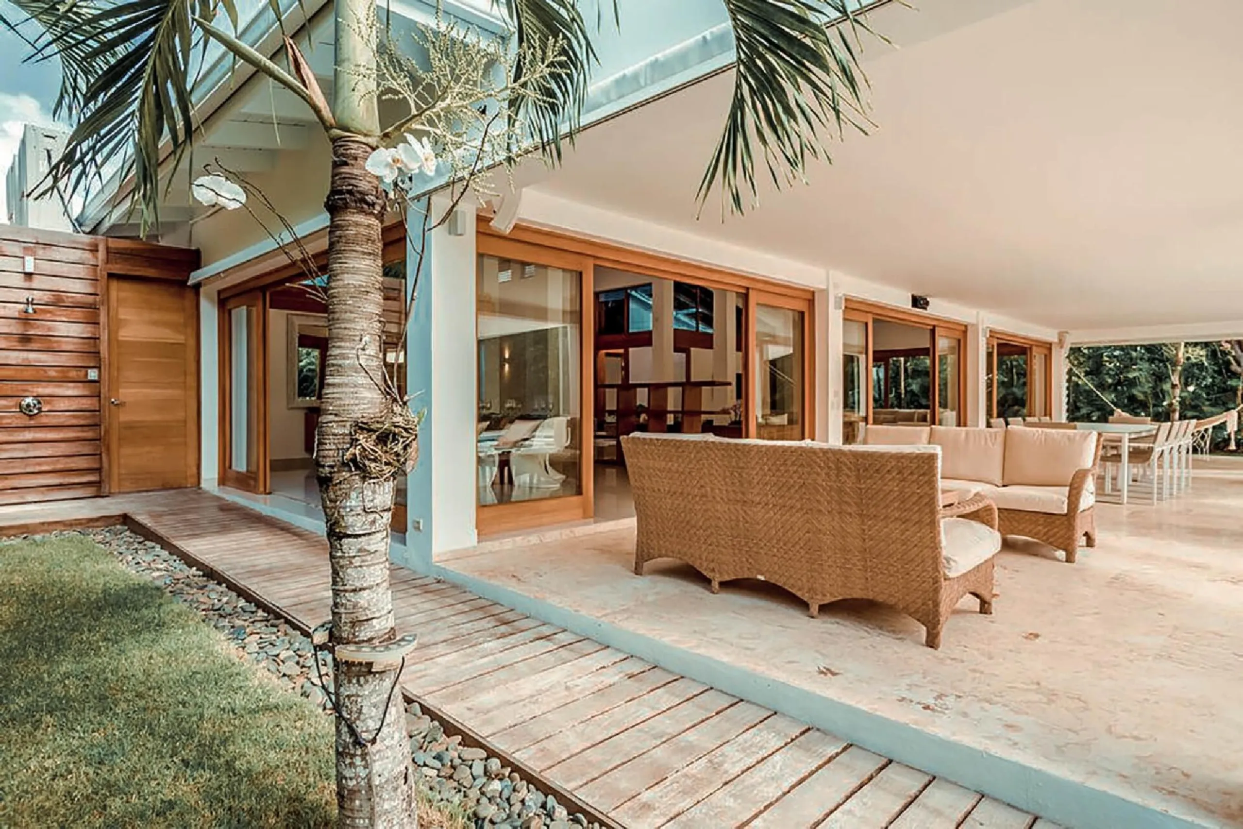 Contemporary Luxe Villa with Private Pool and Beach Access — photograph 5