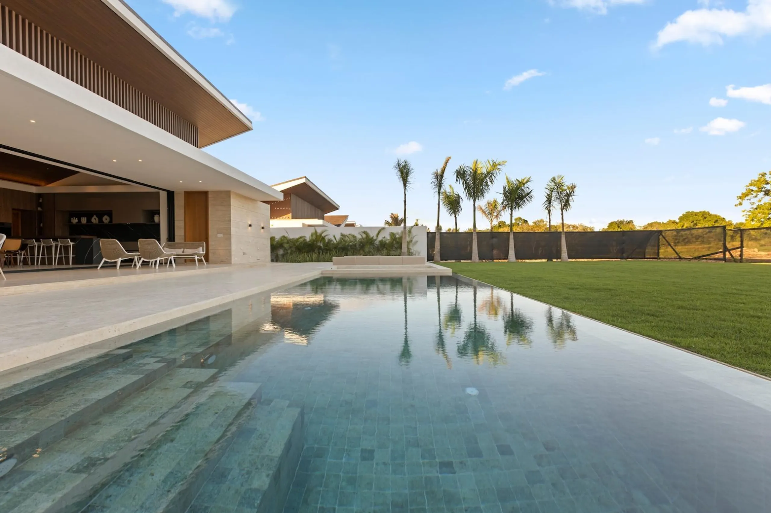Splendorous Brand-new Modern Villa with Infinity Pool and Heated Jacuzzi — photograph 2