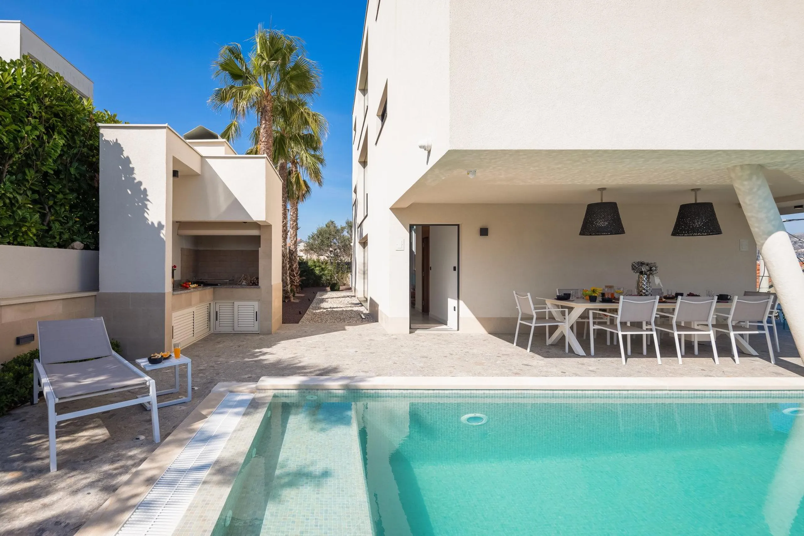 Chic Contemporary Retreat with Pool and Lovely Sea Views — photograph 6