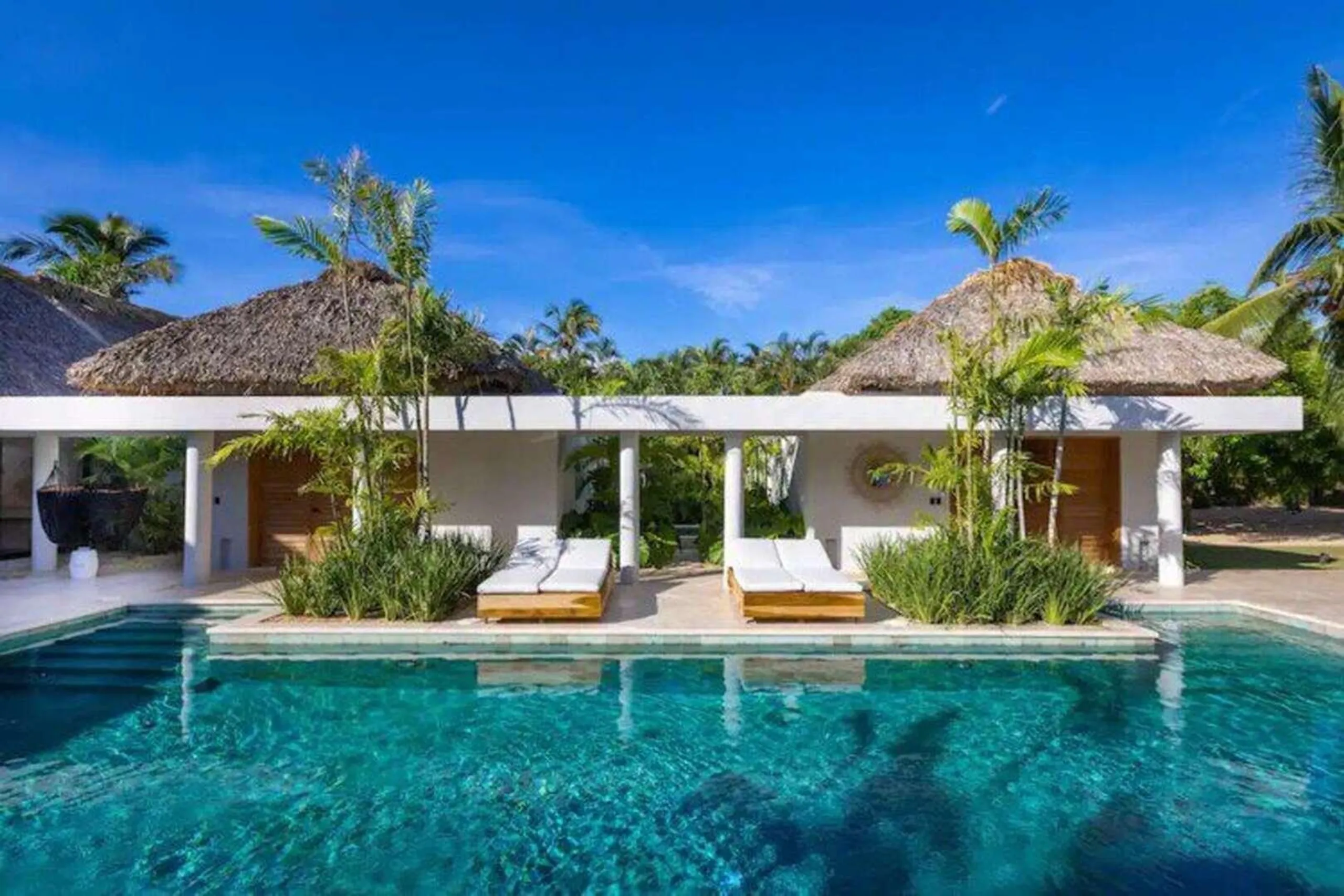 Casa de Campo's Refined Villa with Panoramic View of the Golf Course — photograph 2