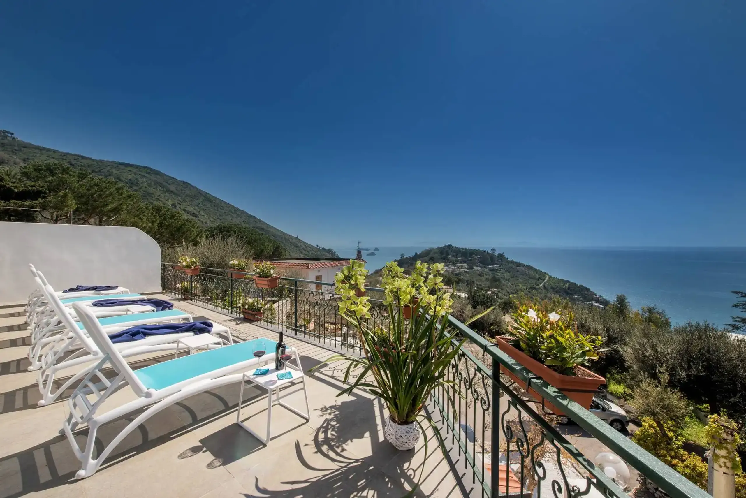 Lavishly Appointed Coastal Escape with Breathtaking Sea Views and Private Pool — photograph 5