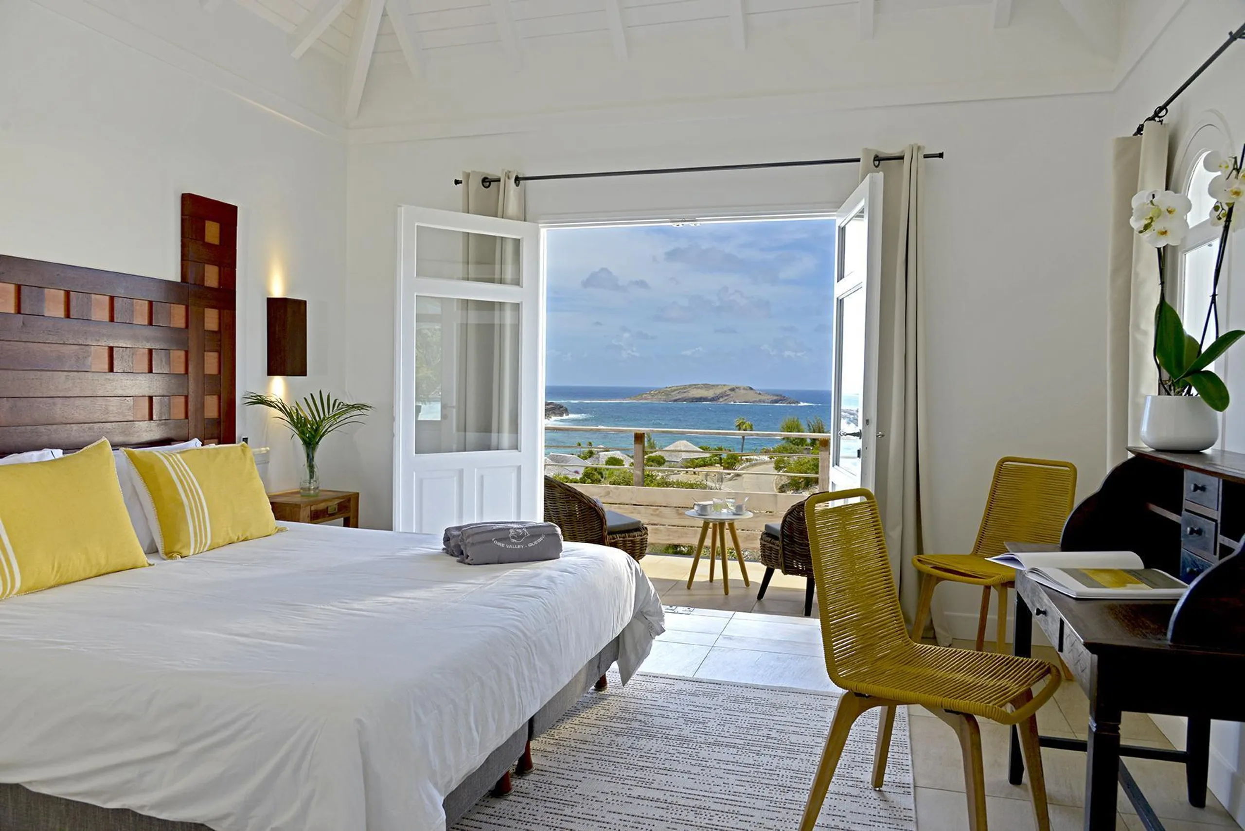 Posh Tropical Villa with Private Pool and Ocean Views — photograph 6