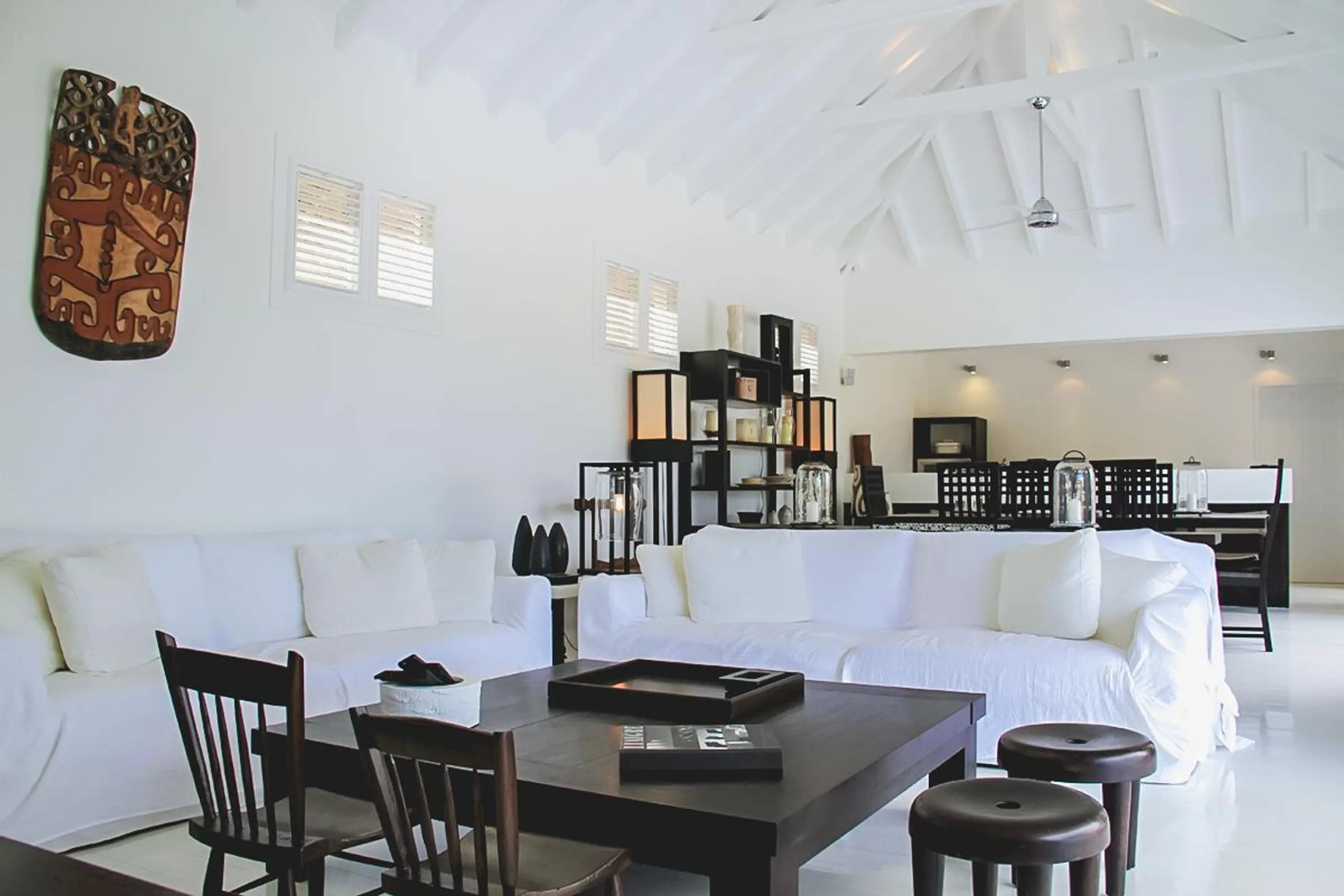 Serene Seaside Estate with Private Pool and Ocean Views — photograph 6