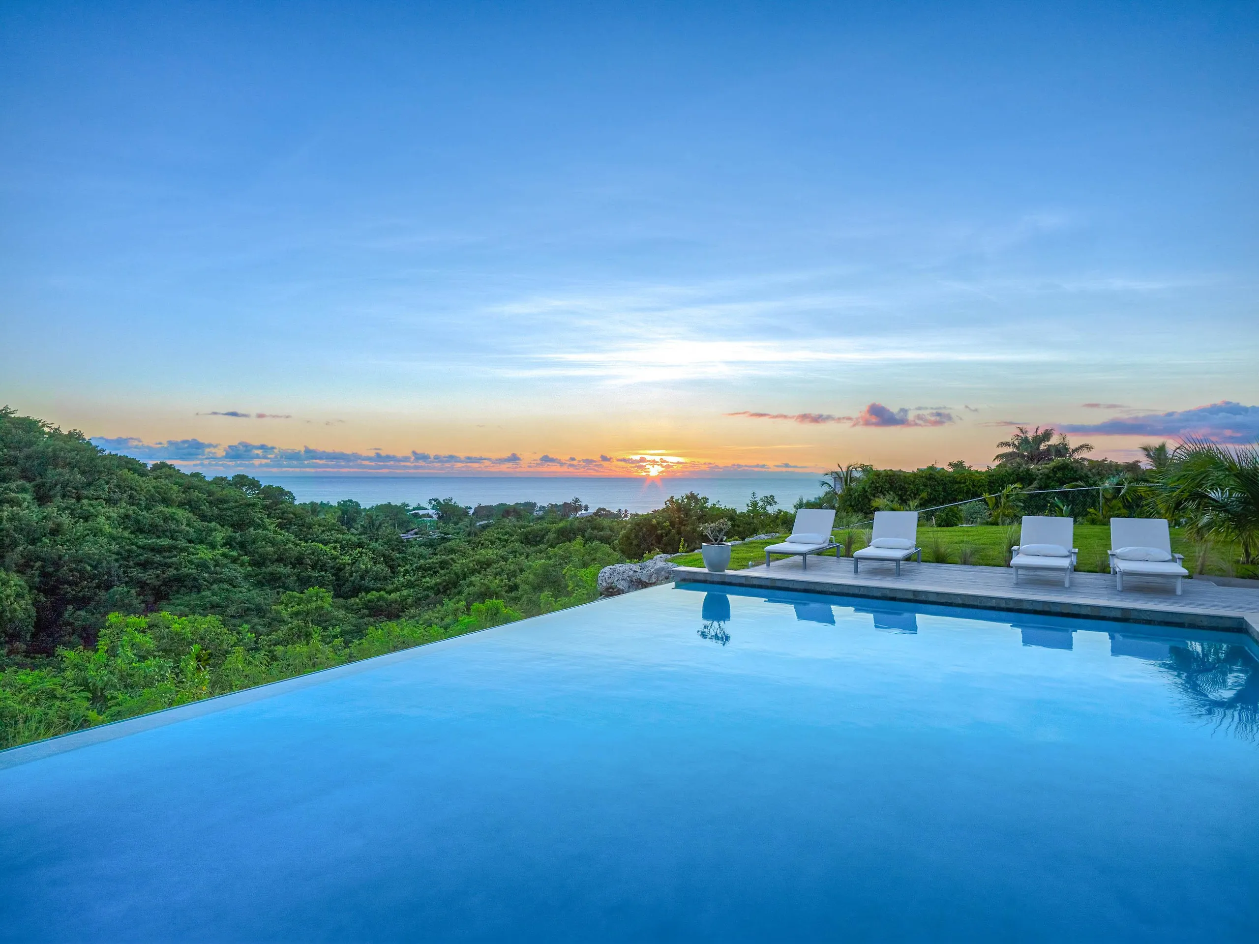 Sophisticated Villa with Infinity Pool and Panoramic Nature Views — photograph 2