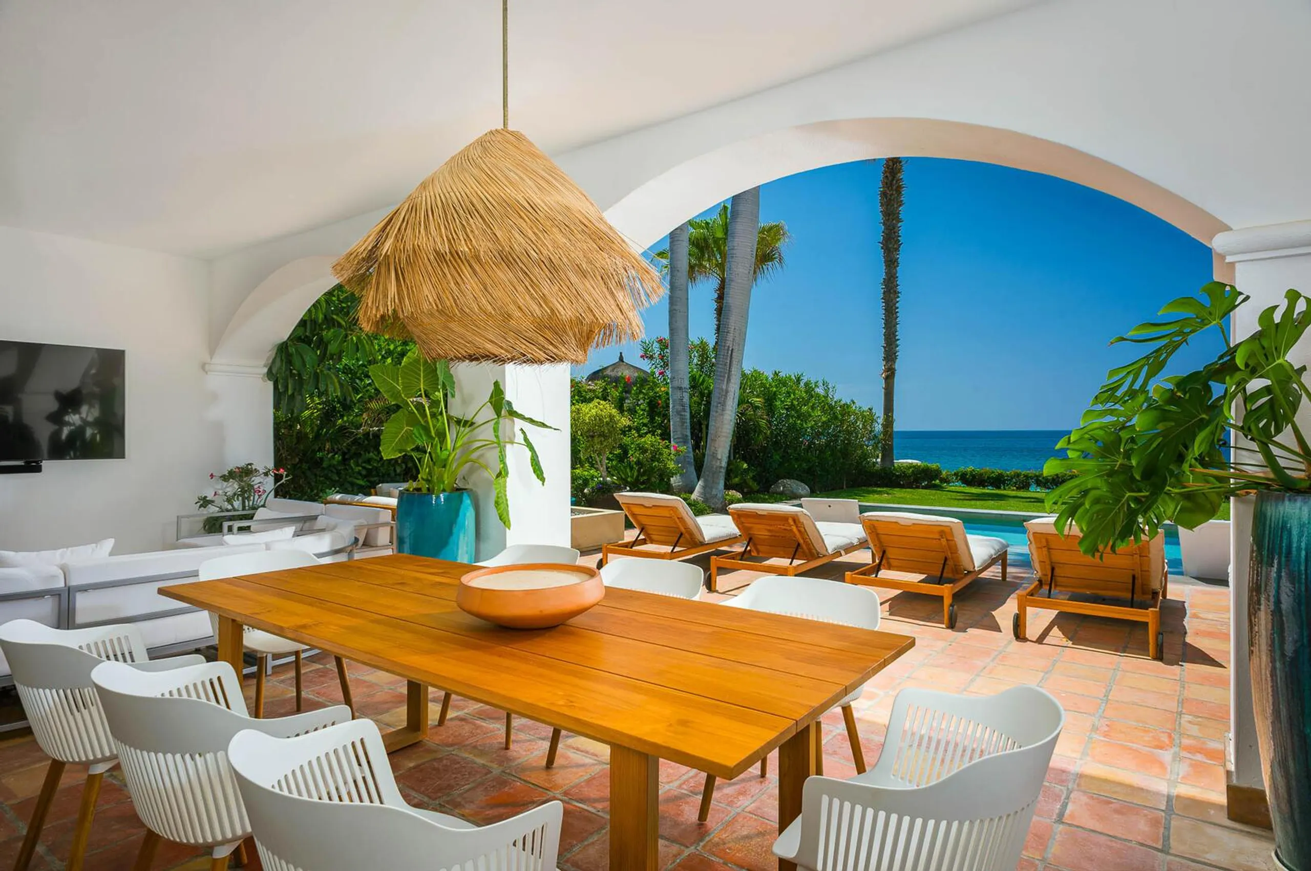 Designer Beachfront Villa with Private Infinity Pool & Outdoor Oasis — photograph 11