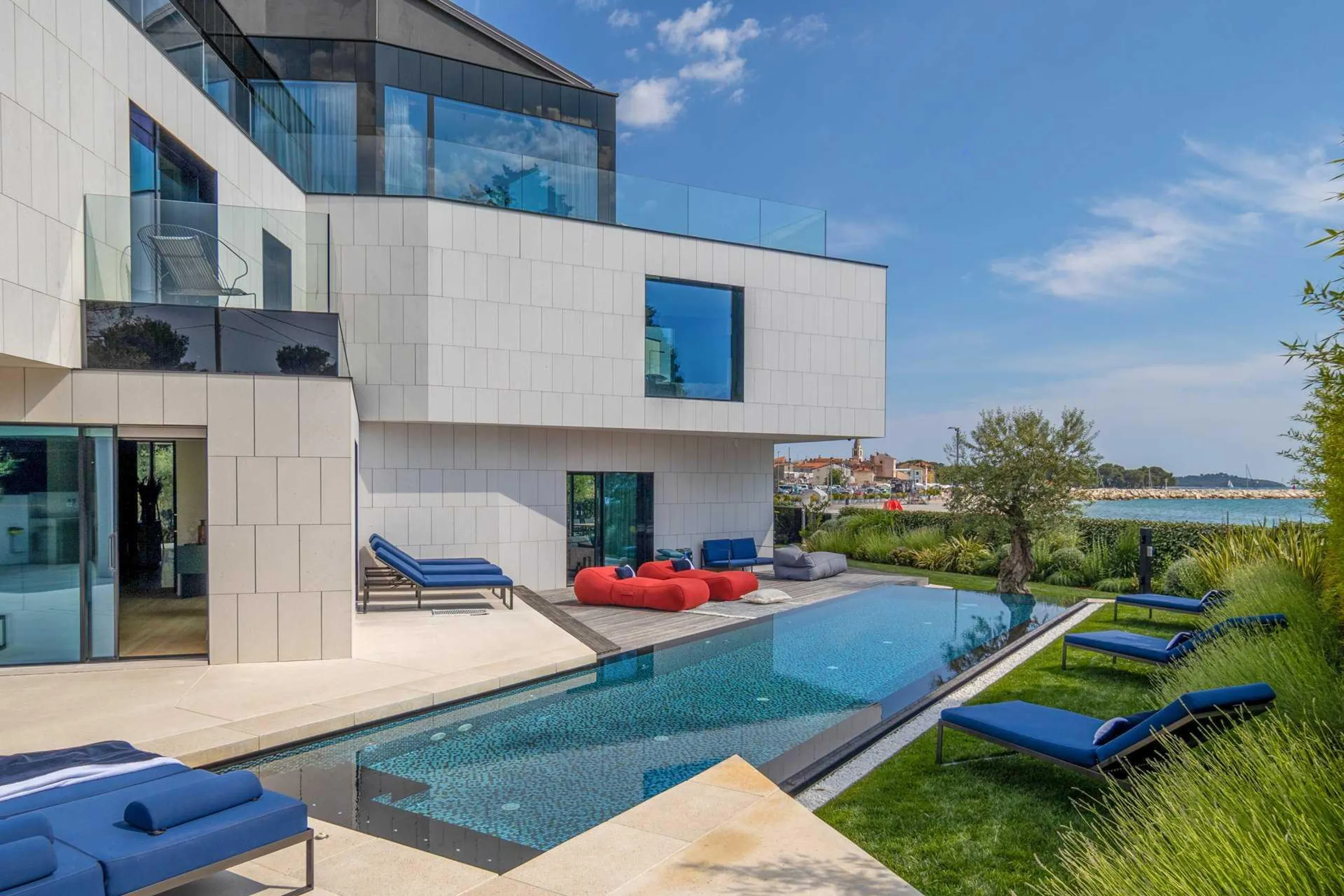 Extraordinary Beachfront Villa with Private Pool, Sauna and Sea Views — photograph 2