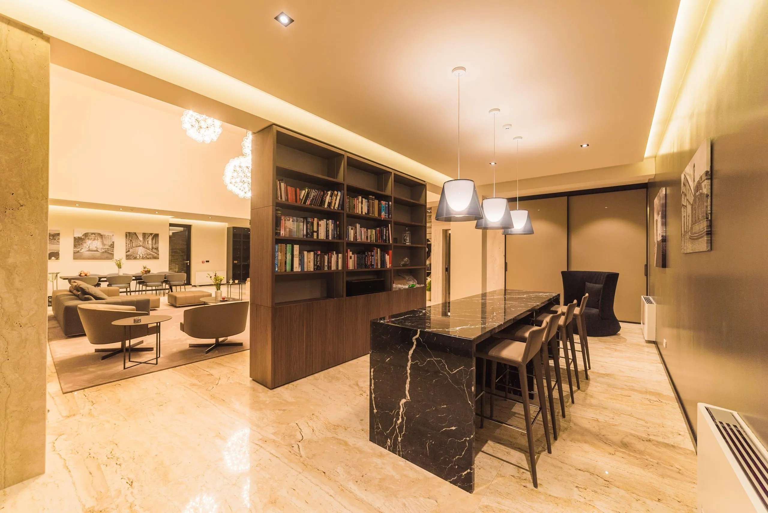 Lavish Waterfront Villa with Beach Access — photograph 8