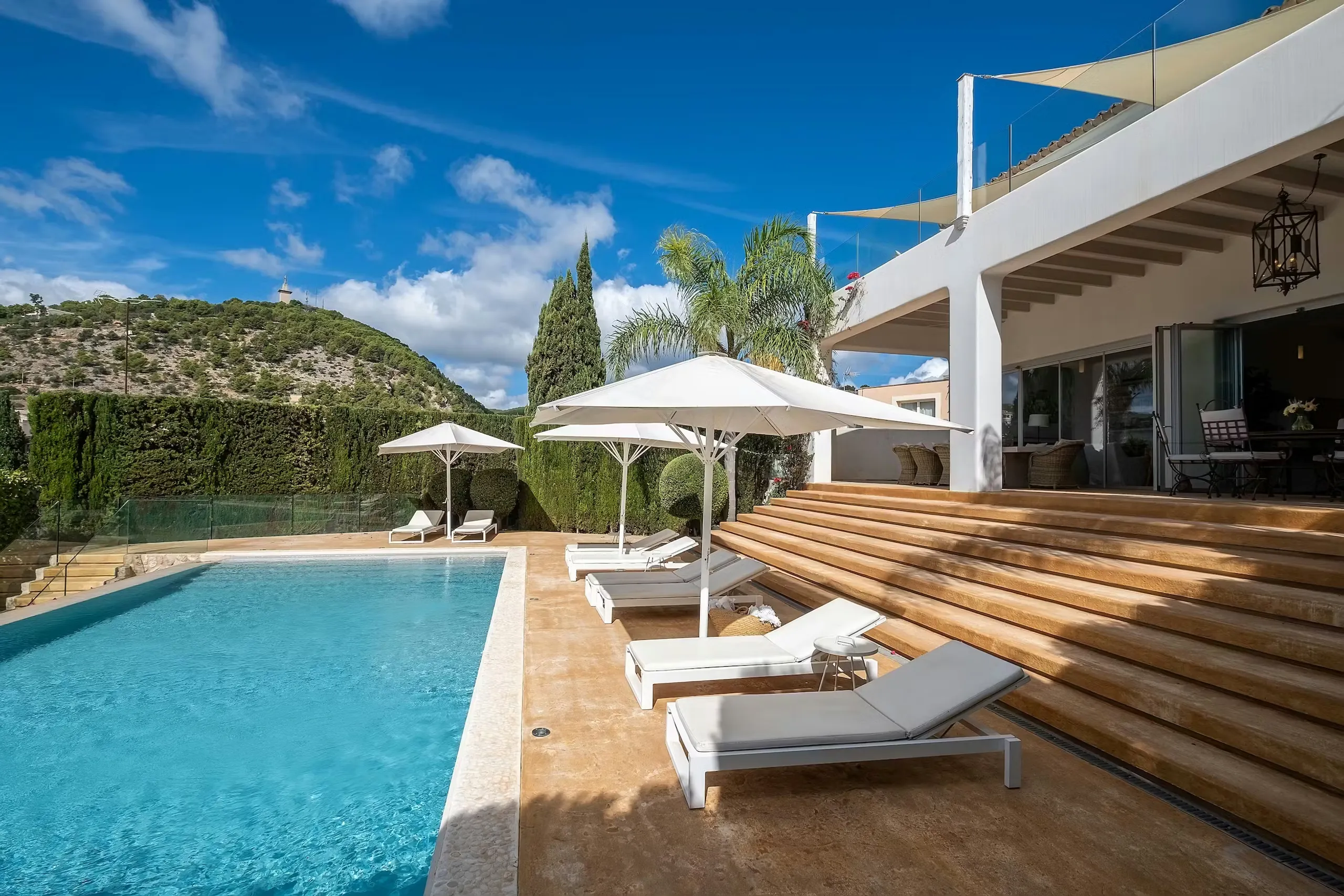 Tranquil Coastal Villa with Sparkling Swimming Pool and Sea Views — photograph 11