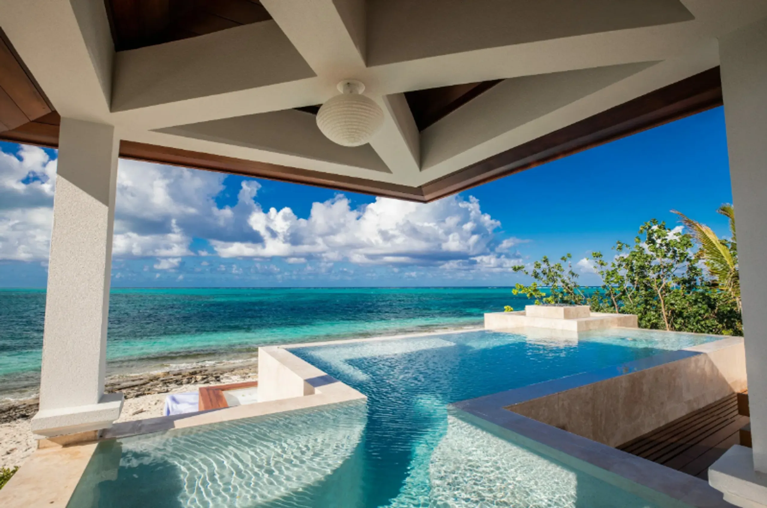 Captivating Beach Retreat with Artistic Vibes and Private Pool — photograph 3