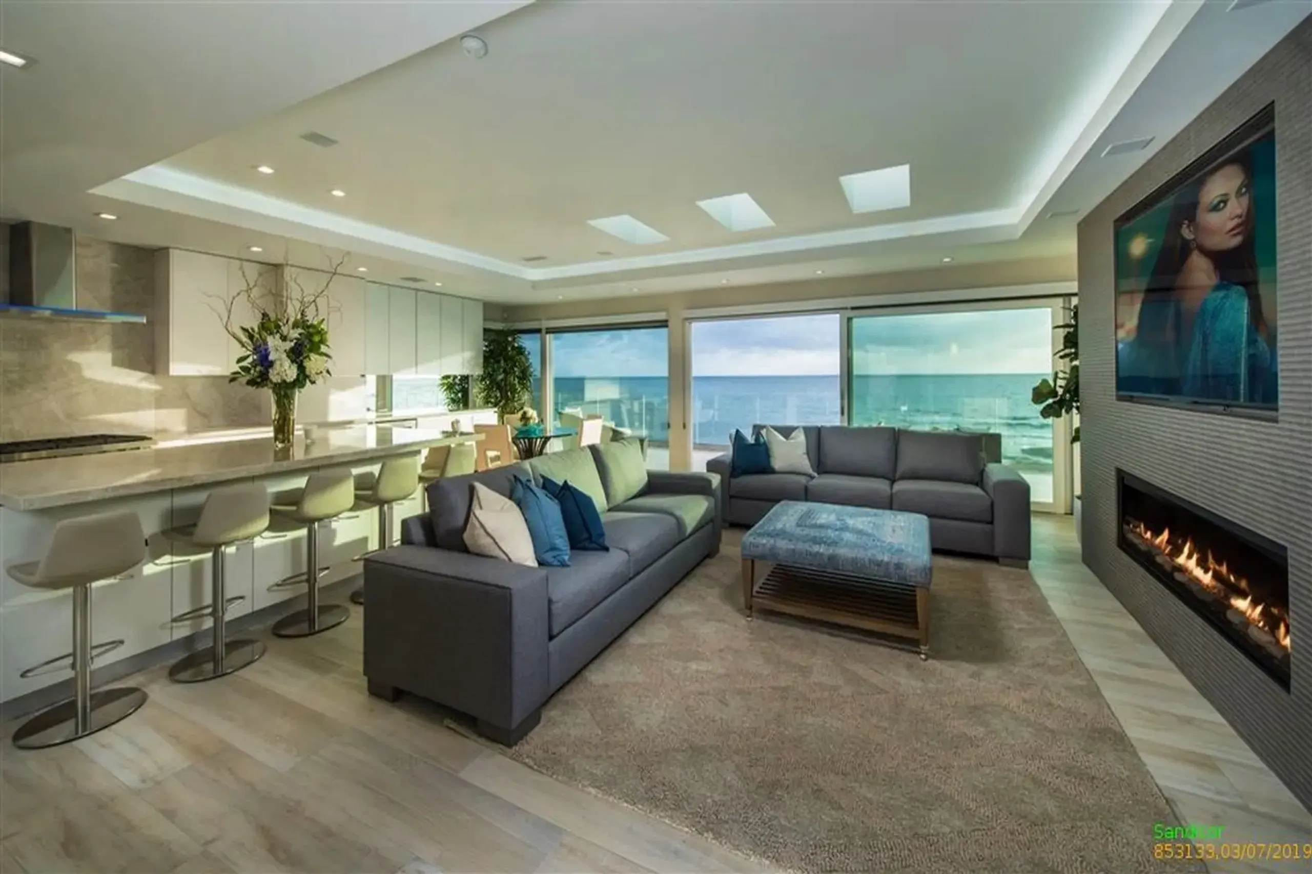 Contemporary Oceanfront Villa with Waterfront and Stunning Views — photograph 7