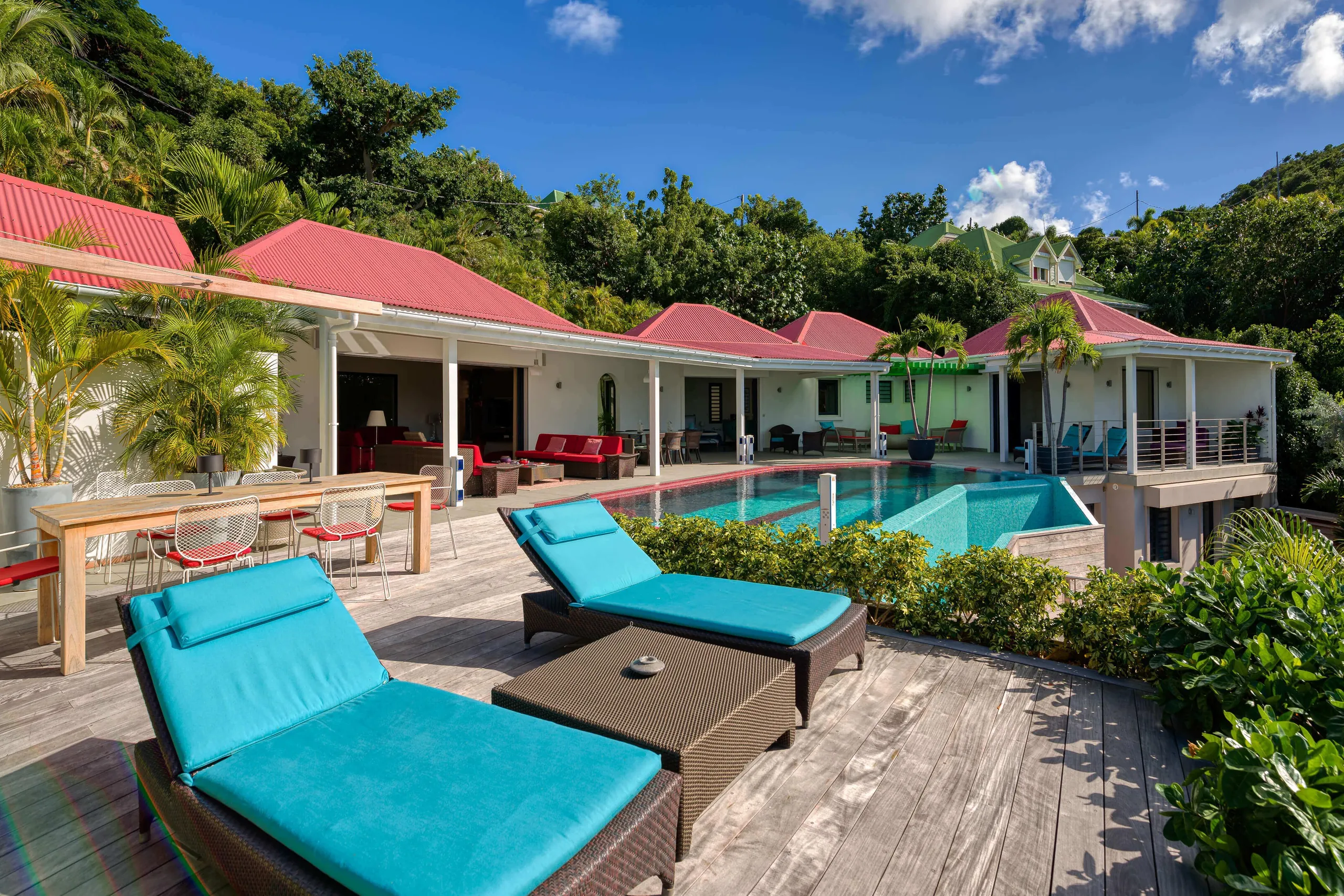 Colonial-Styled Villa with Private infinity Pool and Bay Views — photograph 2