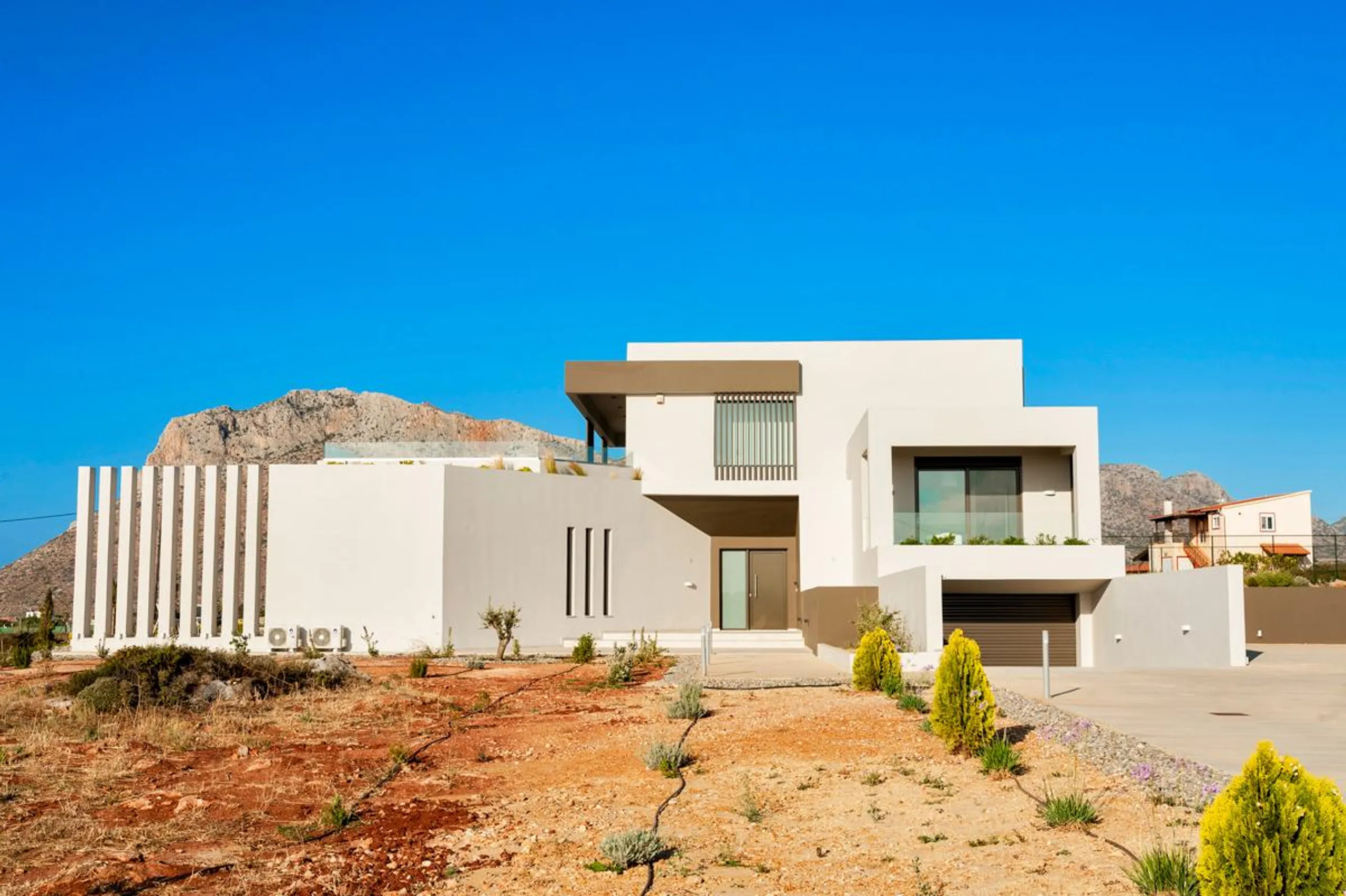 Chic Mediterranean Villa with Heated Infinity Pool, Tennis Court and Mountain Views — photograph 10