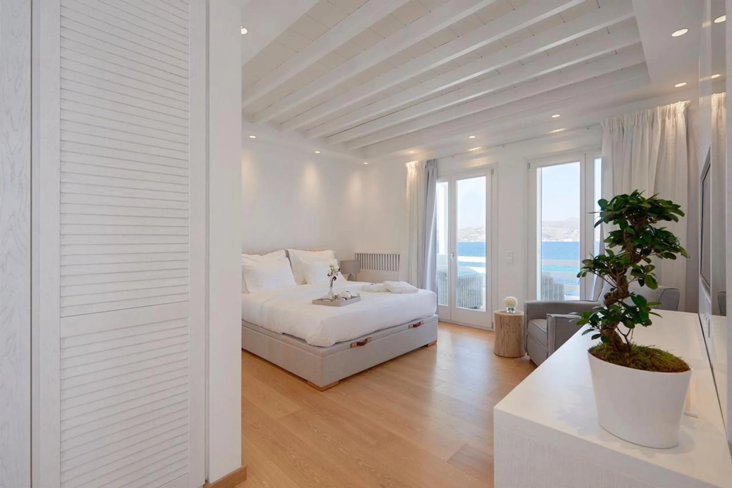 Swanky Mykonos Villa with Walks to Beach — photograph 12