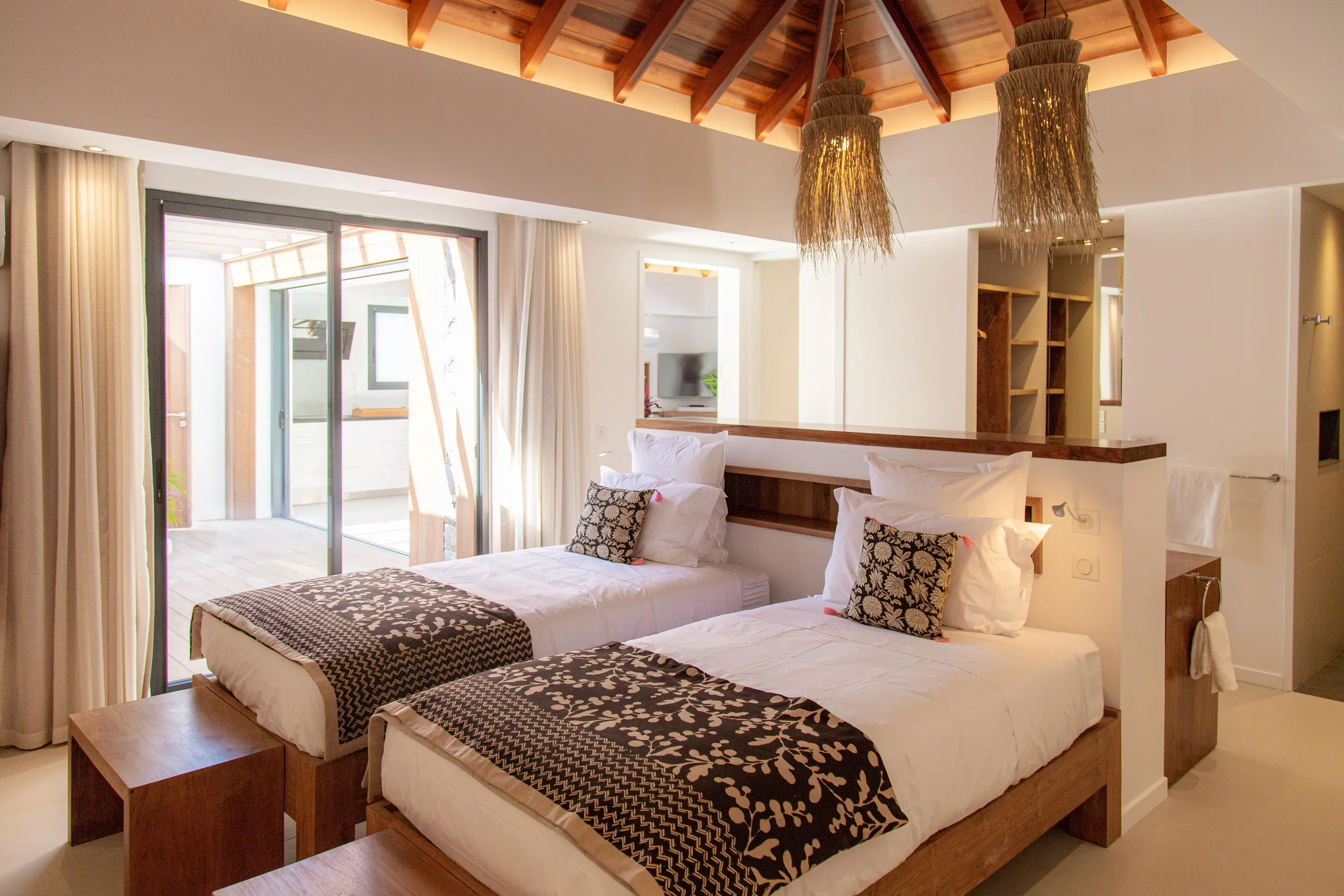 Exquisite Beachfront Villa with Private Pool and Fitness Room — photograph 9