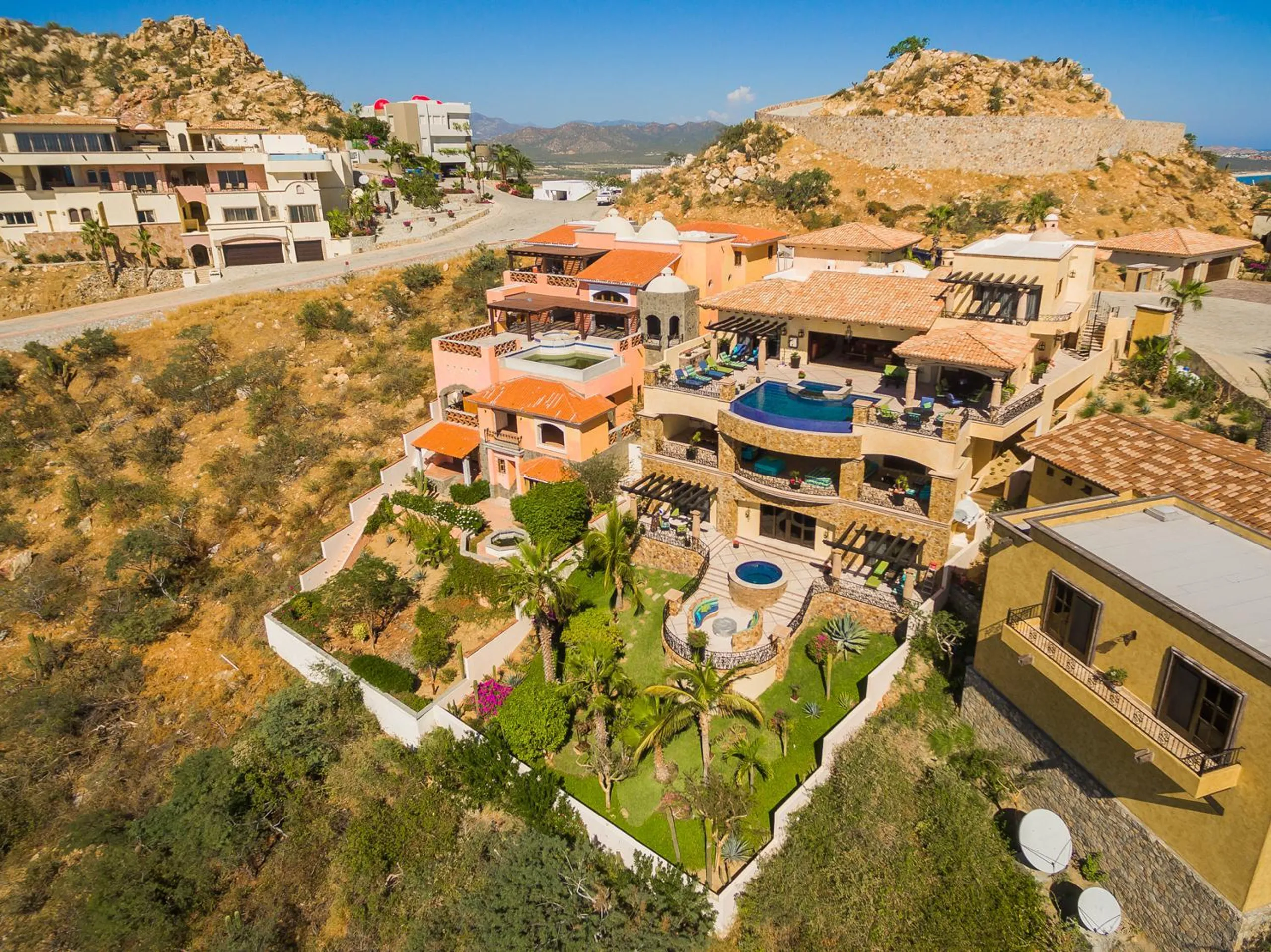 Majestic Classic Luxury with infinity pool with Breathtaking Ocean View — photograph 4