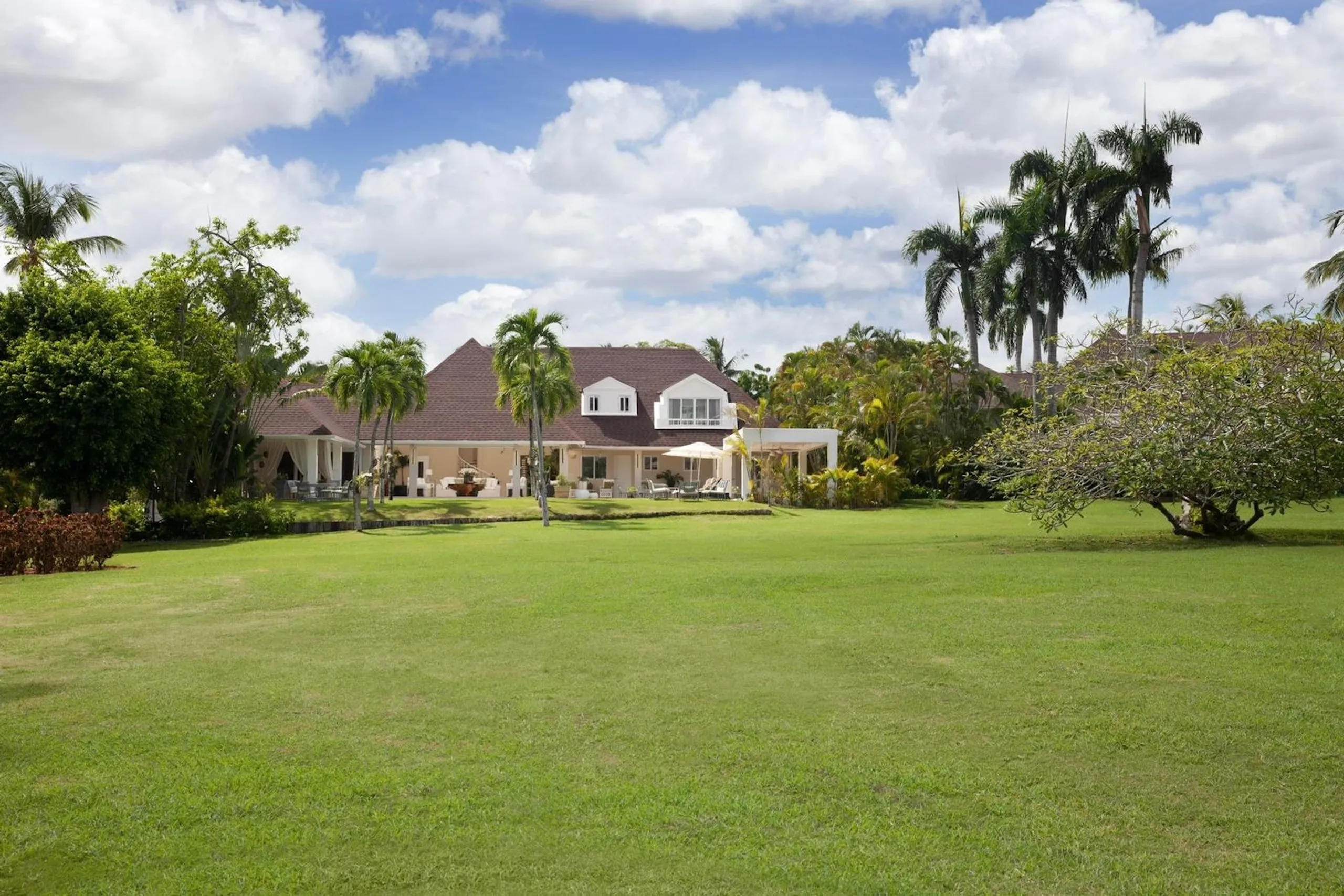Regal Colonial-Style Villa with Private Pool and Lush Landscaping — photograph 12