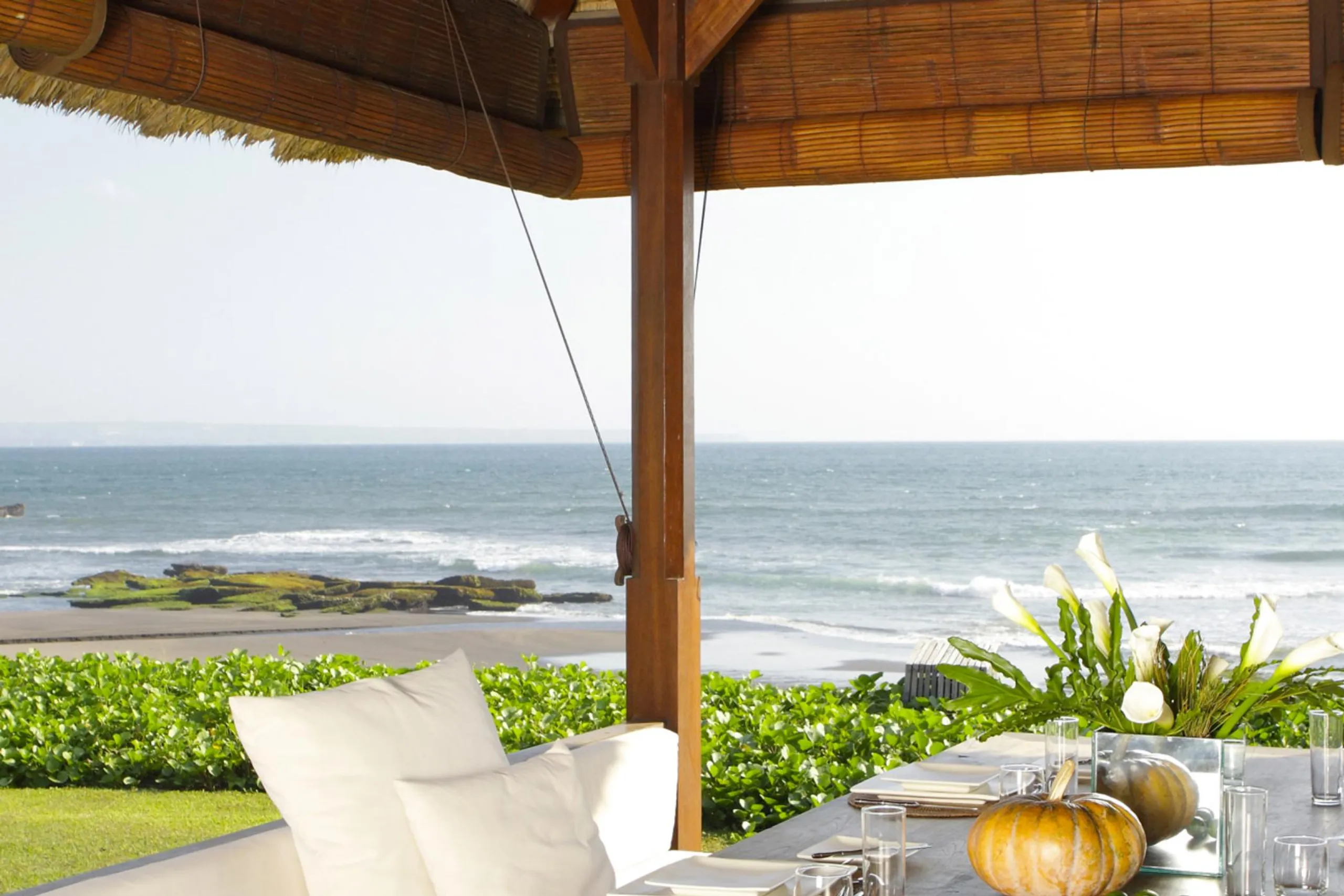 Bali Beachfront Villa with Infinity Pool and Ocean Views — photograph 6