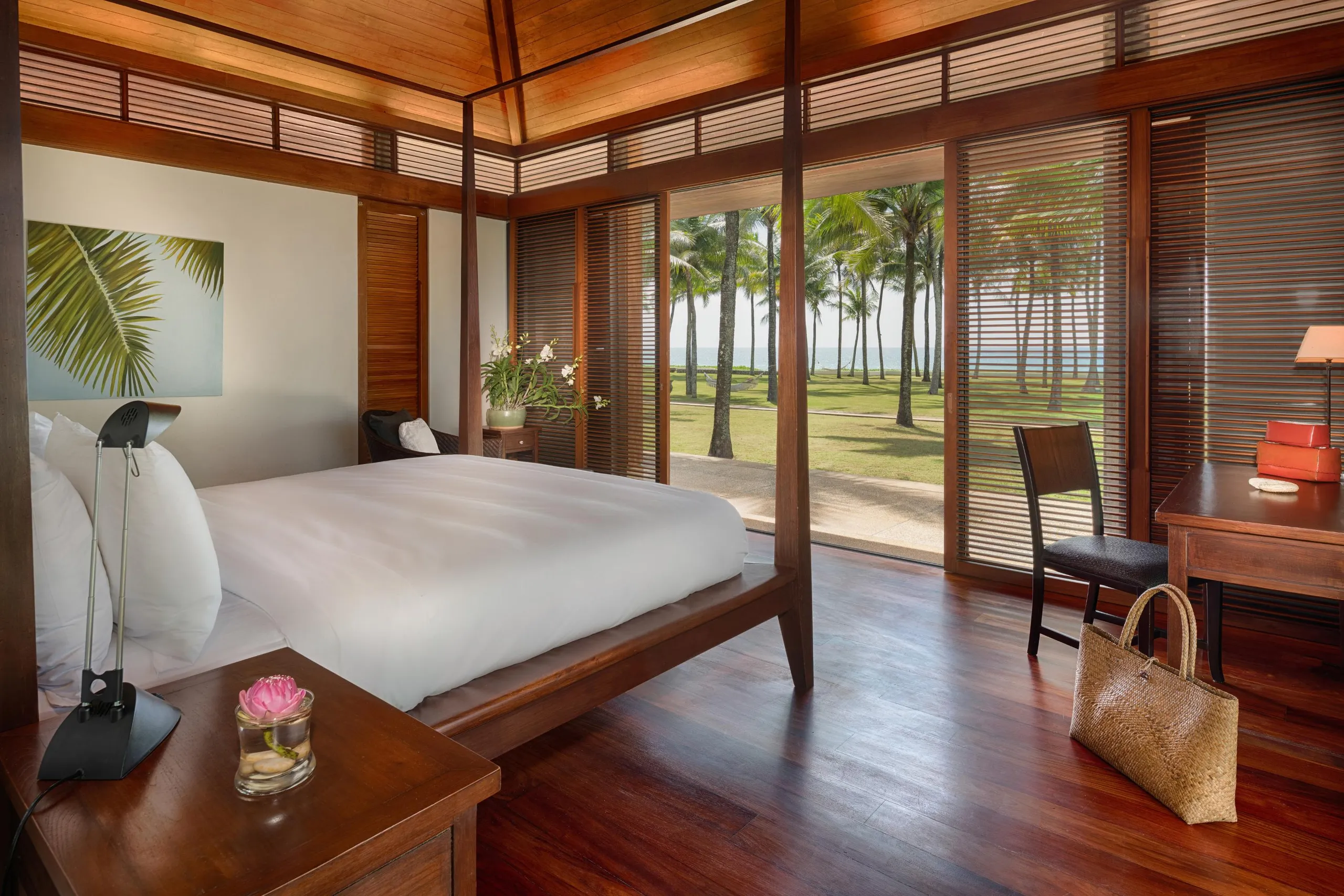 Refined 6 BR Villa with Walks to Beach — photograph 9