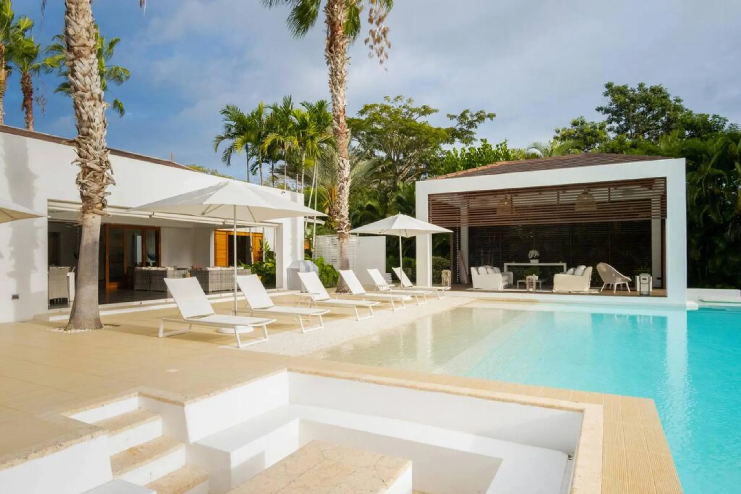Luminous and Lush Paradise Villa with Private Pool and Stunning Views — photograph 2