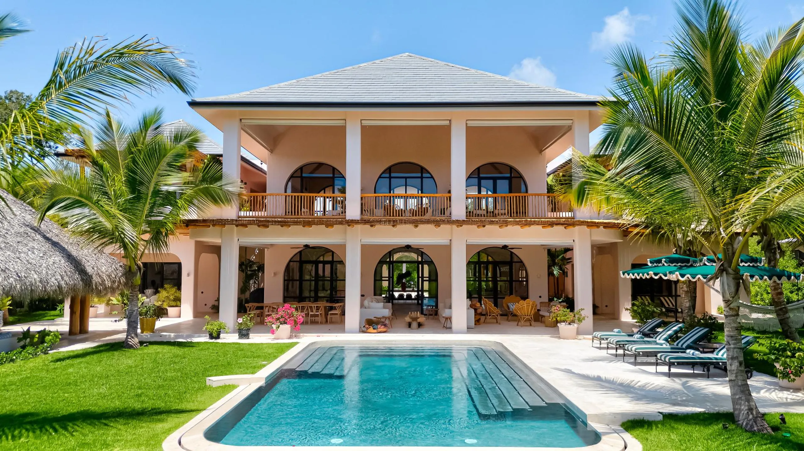 Eclectic 5BR Villa with Private Pool and Lush Surroundings — photograph 5