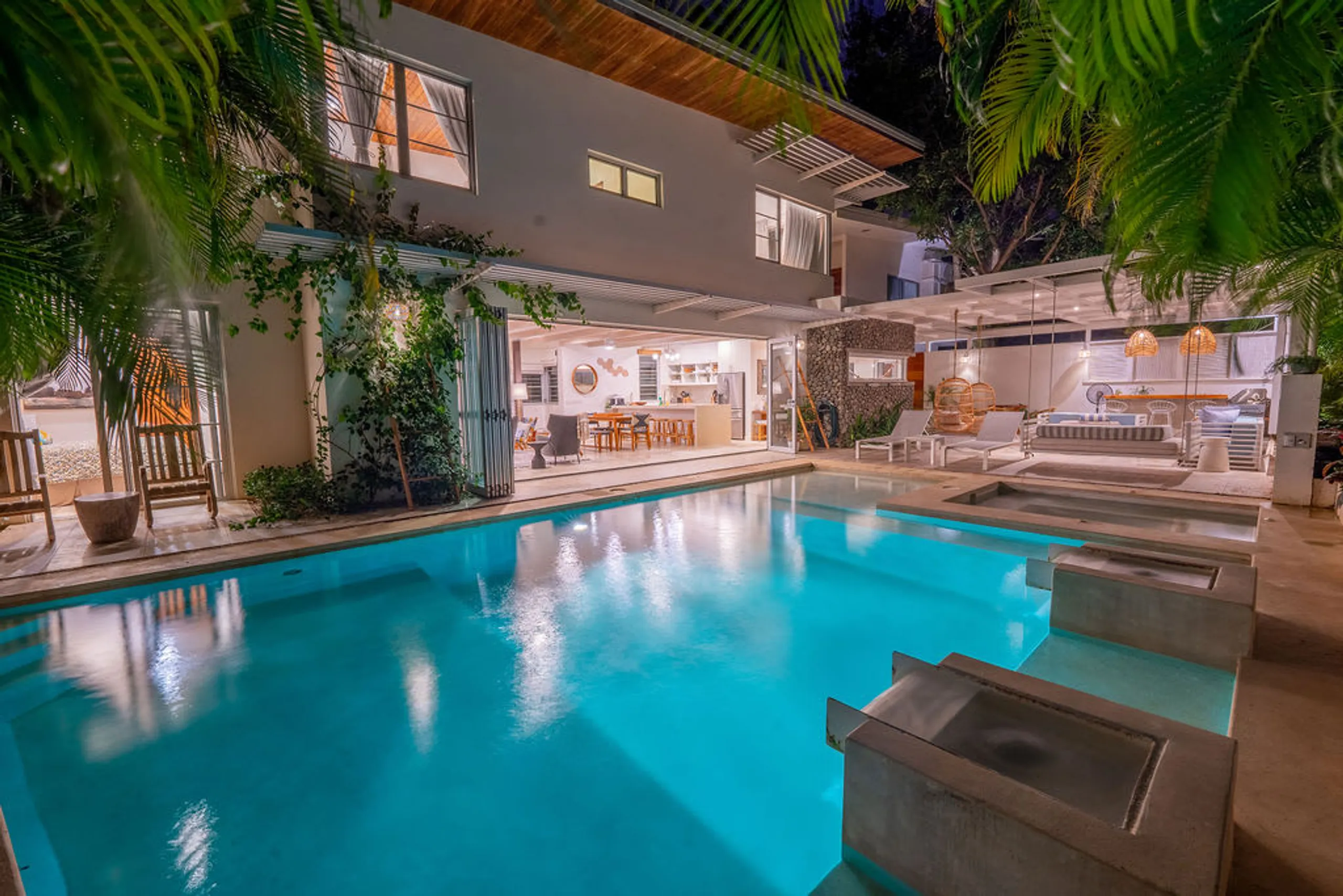 Spacious & Chic Villa with Private Pool, and Steps from Surf & Vibrant Town Life — photograph 2