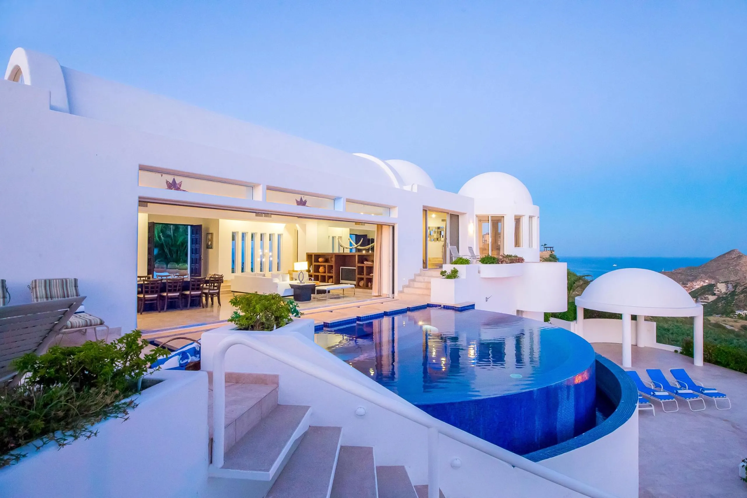 Elegant Mediterranean-style Villa with Infinity Pool and Blue Ocean Views — photograph 7