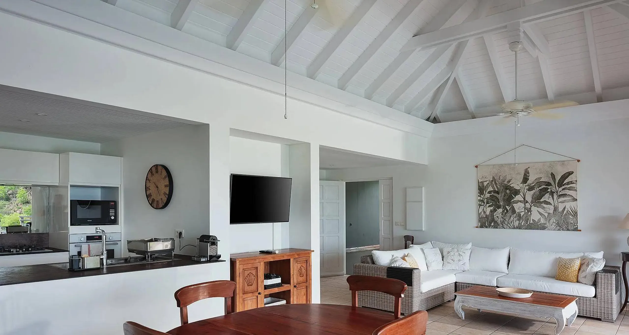 Serene Cul de Sac Villa with Infinity Pool and Stunning Ocean Views — photograph 6