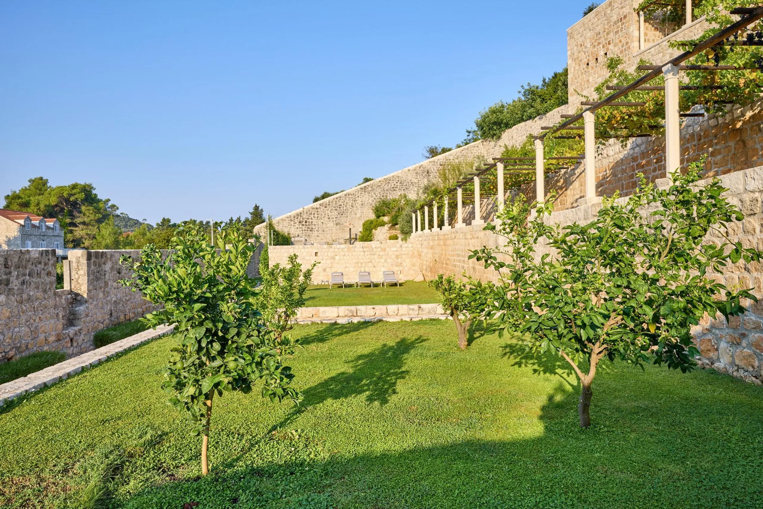 Elegantly Appointed Villa with Private Pool and Lush Surroundings — photograph 7