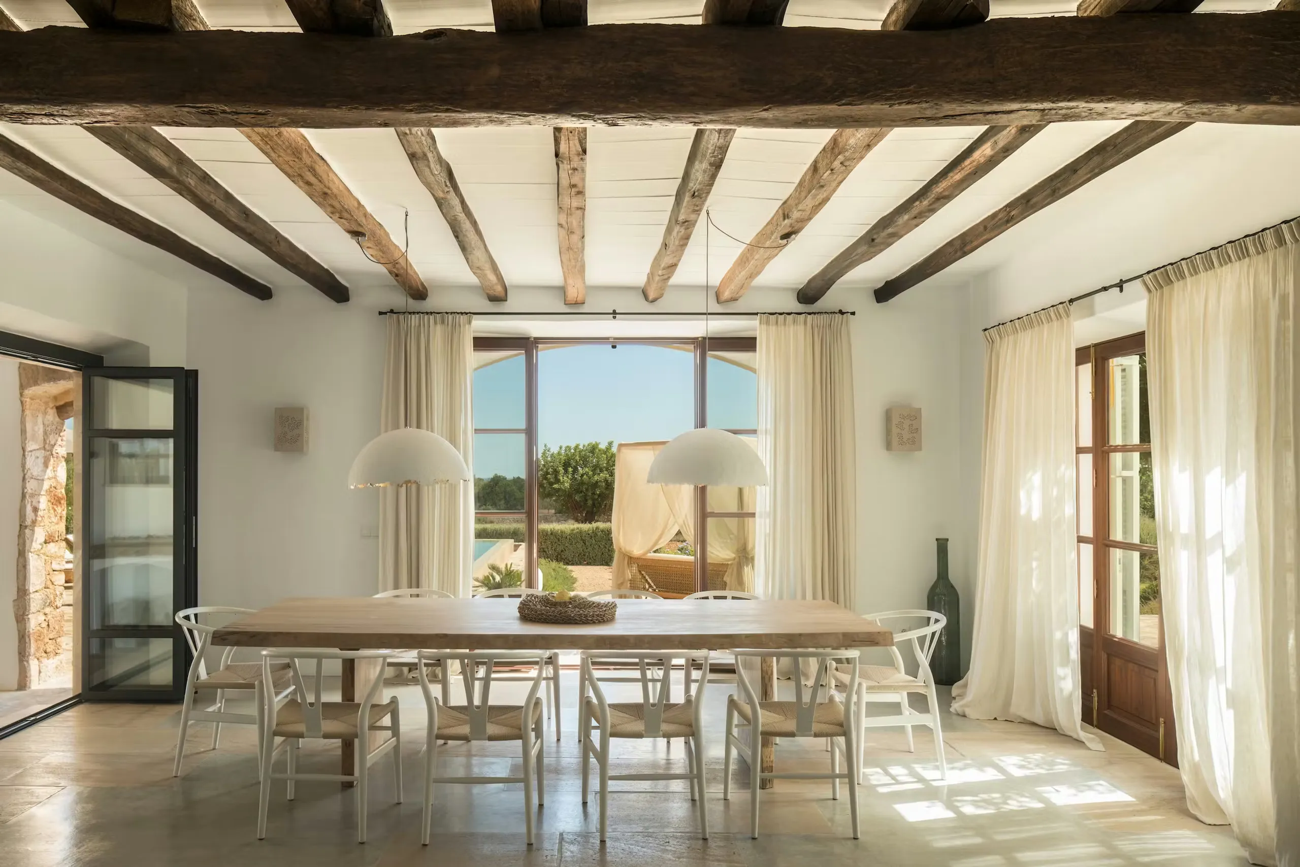 Enchanting Countryside Retreat with Infinity Pool and Scenic Views — photograph 5