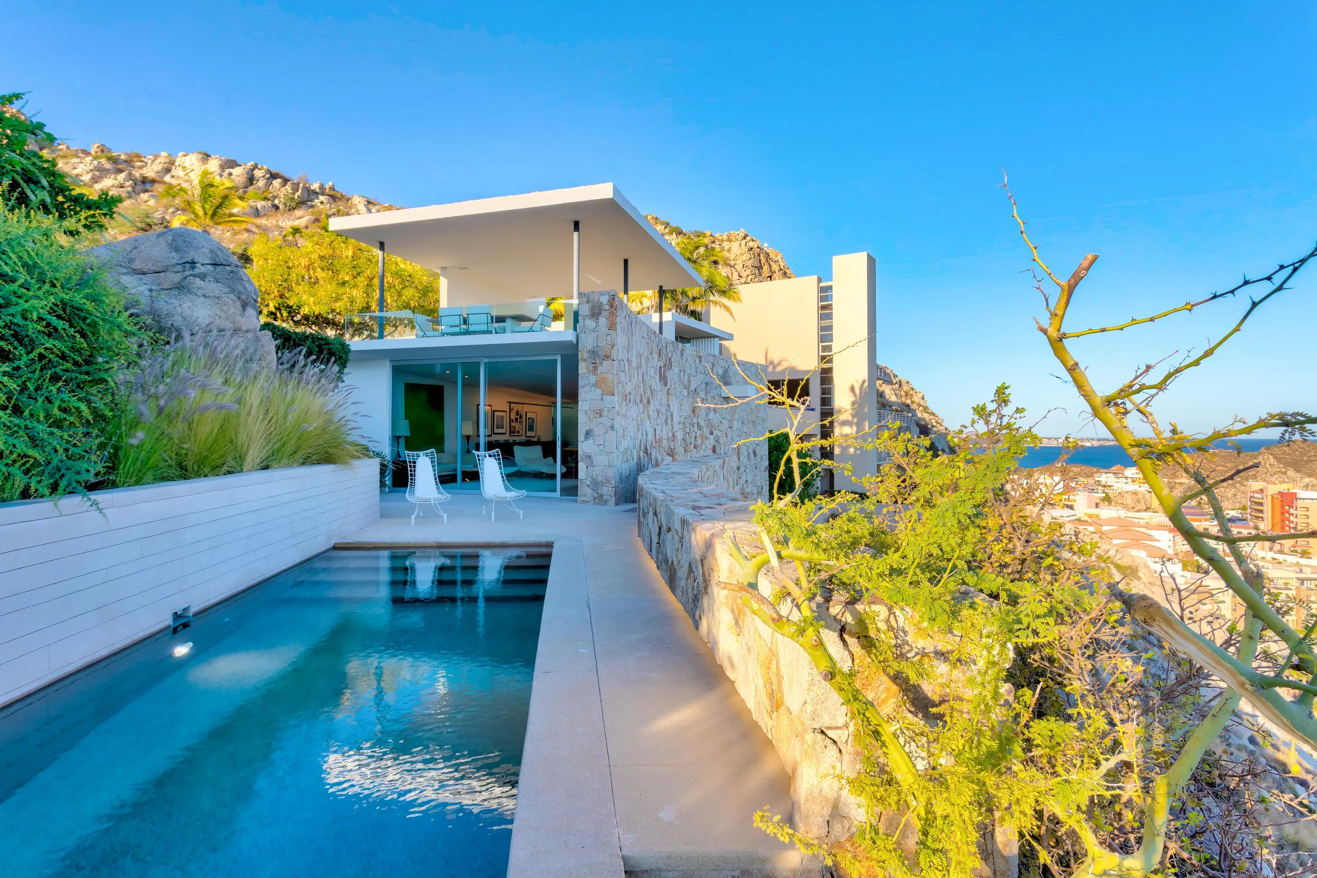 Modern Architectural Masterpiece Estate with Private Pool and Panoramic Ocean Views — photograph 2