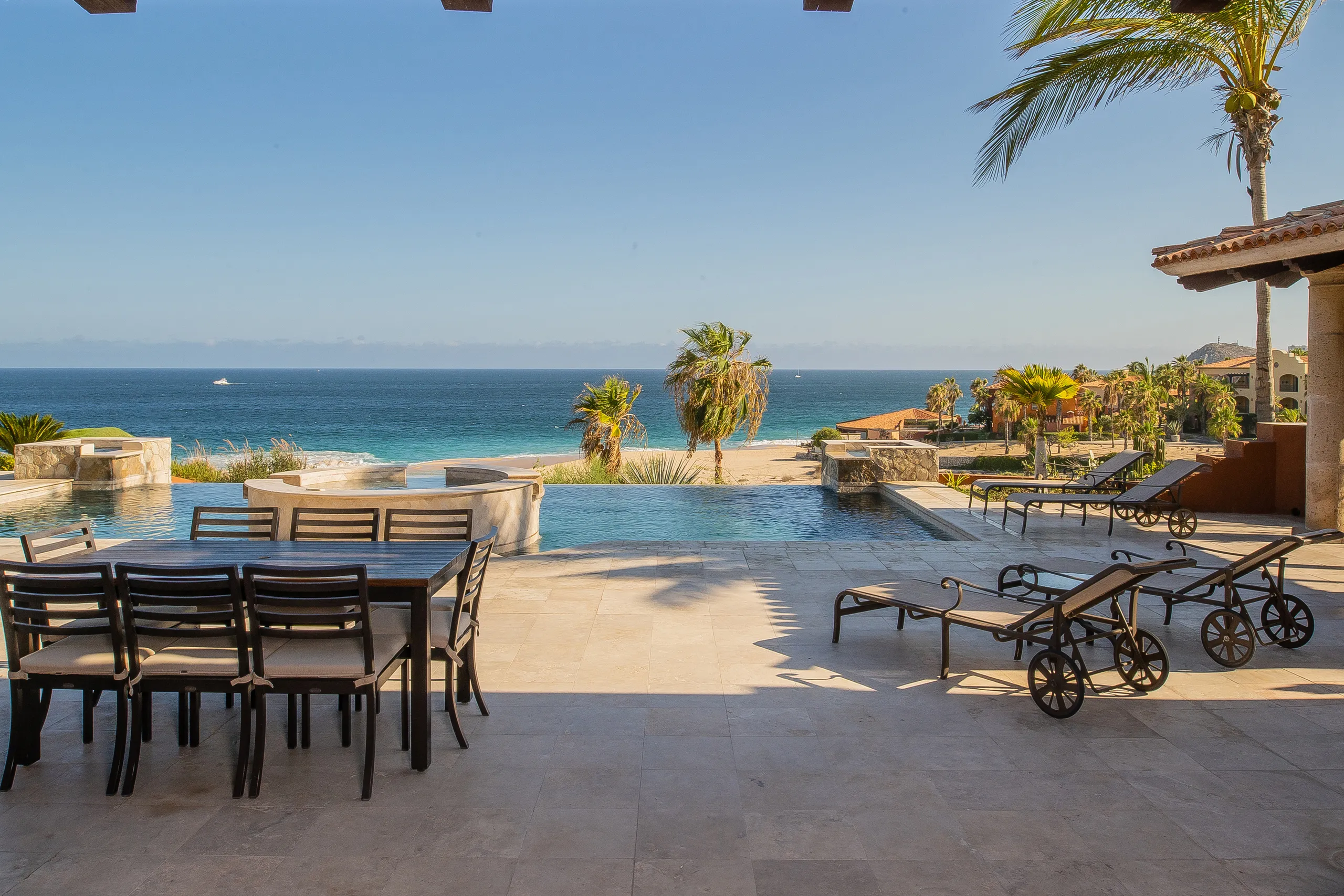 Resplendent Cabo San Lucas Villa with Infinity Pool and Jacuzzi — photograph 3