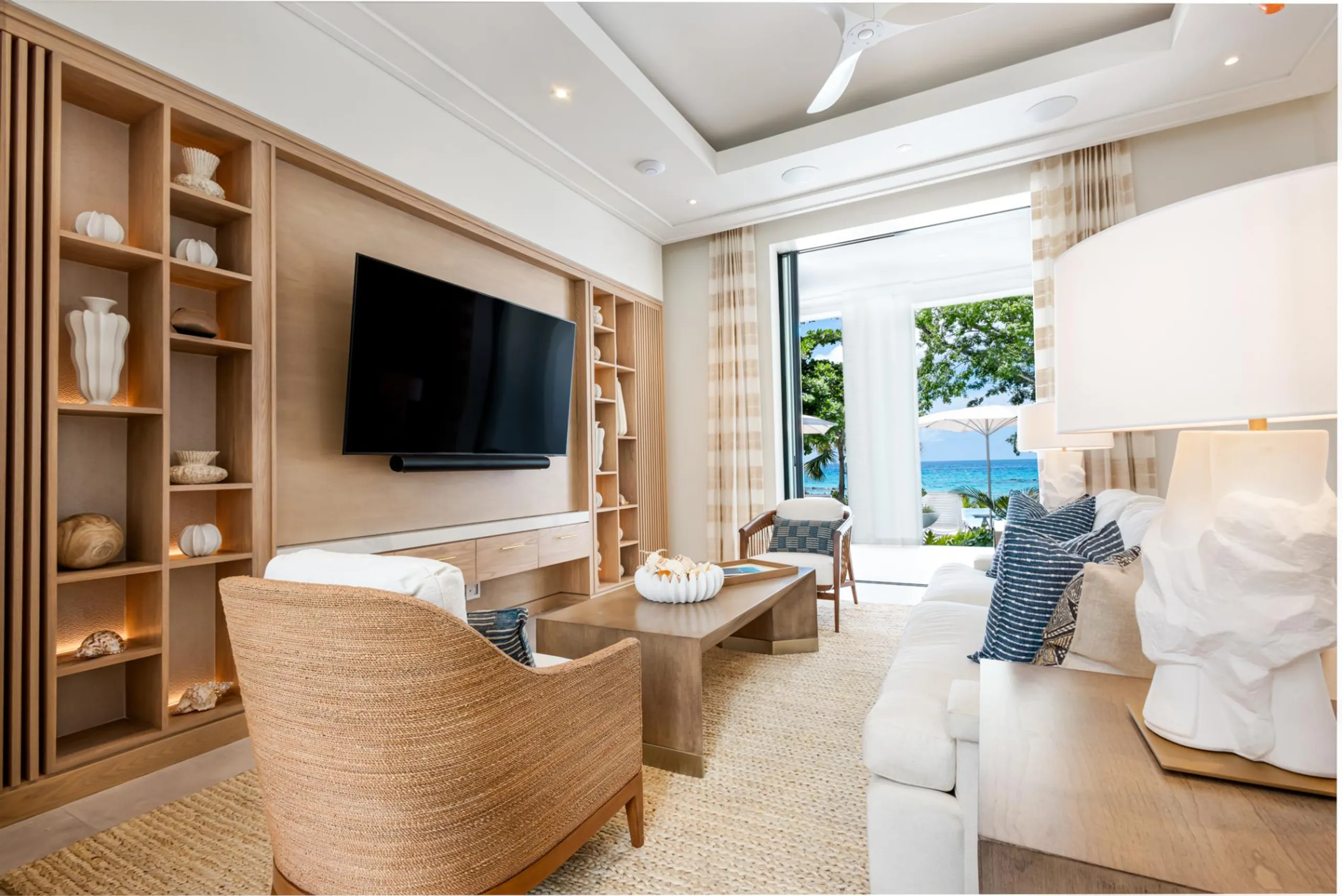 Top-of-the-line Beachfront Villa with Pool, Garden and Caribbean Sea Views — photograph 12