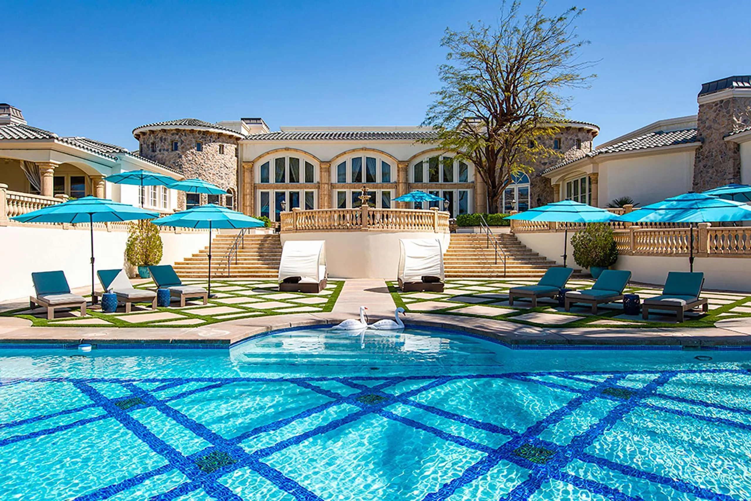 Elegant Luxe Desert Estate with Private Lake, Pool, and Tennis Court, Rancho Mirage
