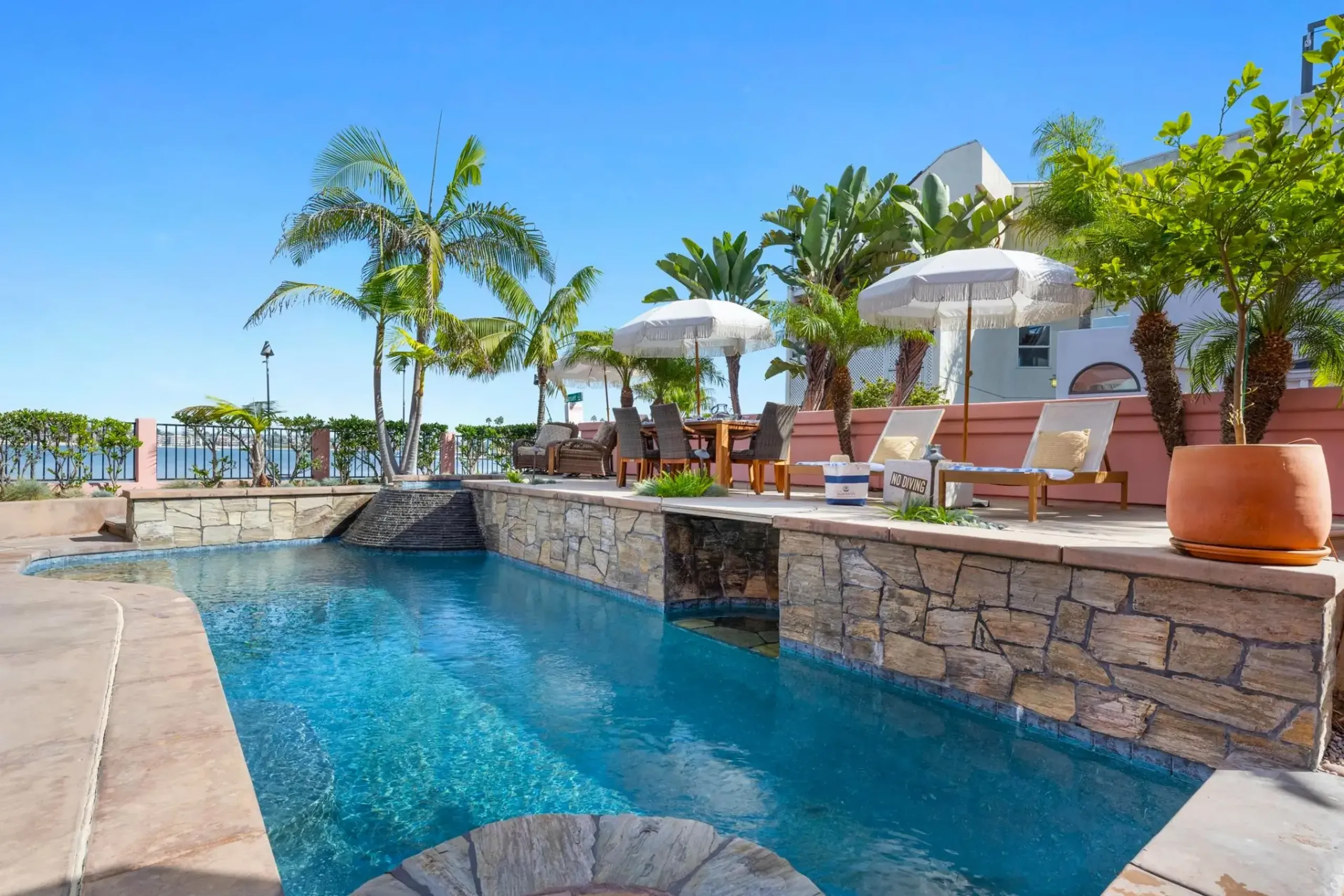 Exhilarating Mission Bay Waterfront Villa with Private Pool, Spa, Bay Views & Beach Access — photograph 2