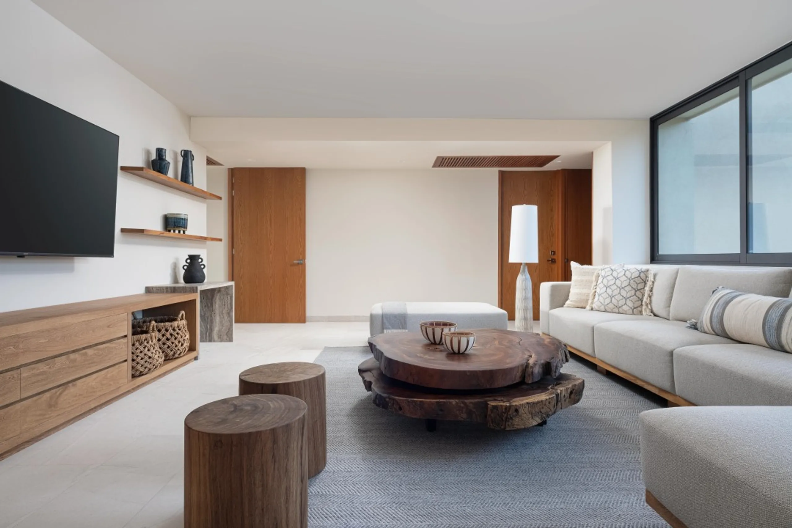Contemporary 4-Bedroom Home with Ocean Vistas & Private Terraces — photograph 8