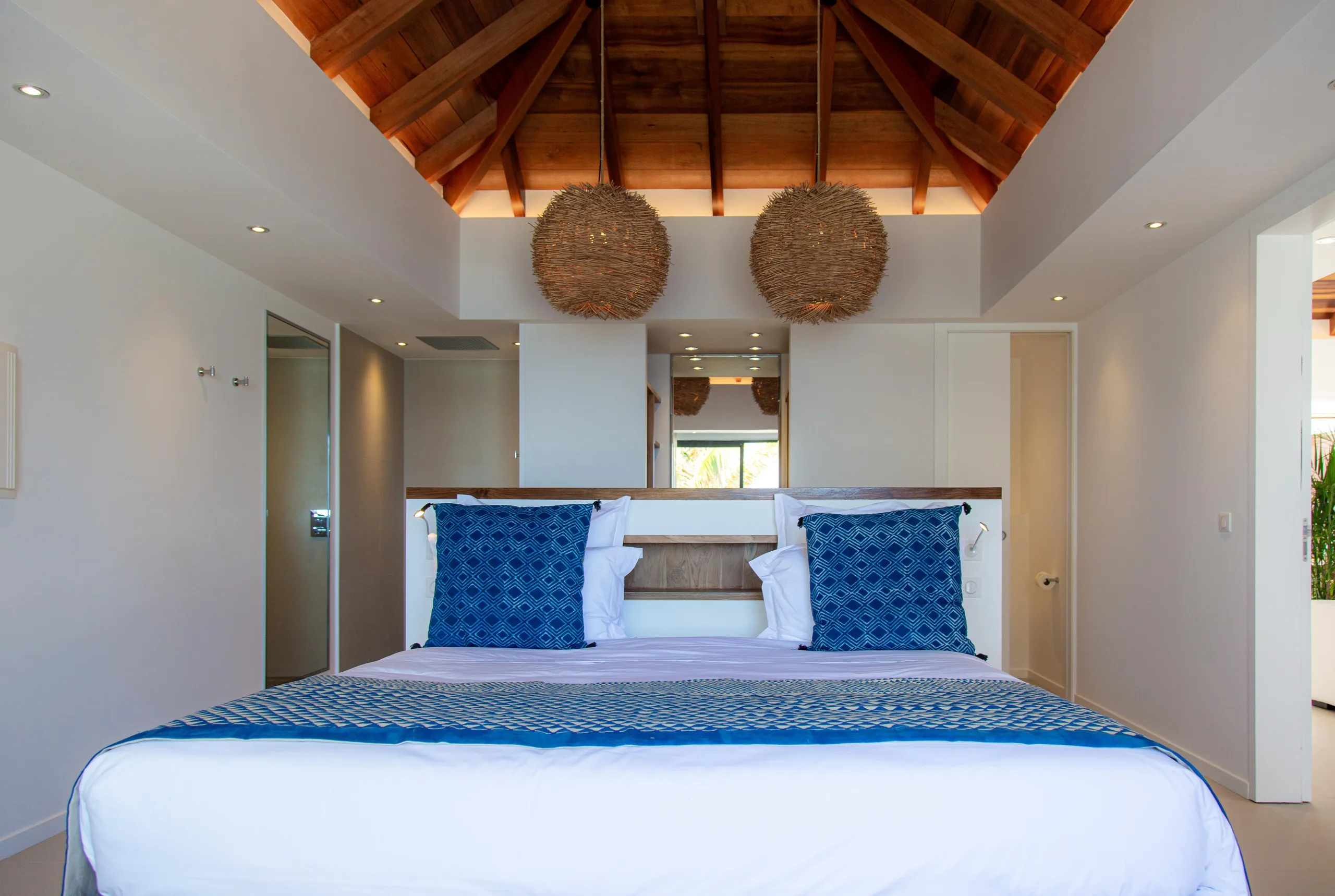 Exquisite Beachfront Villa with Private Pool and Fitness Room — photograph 6