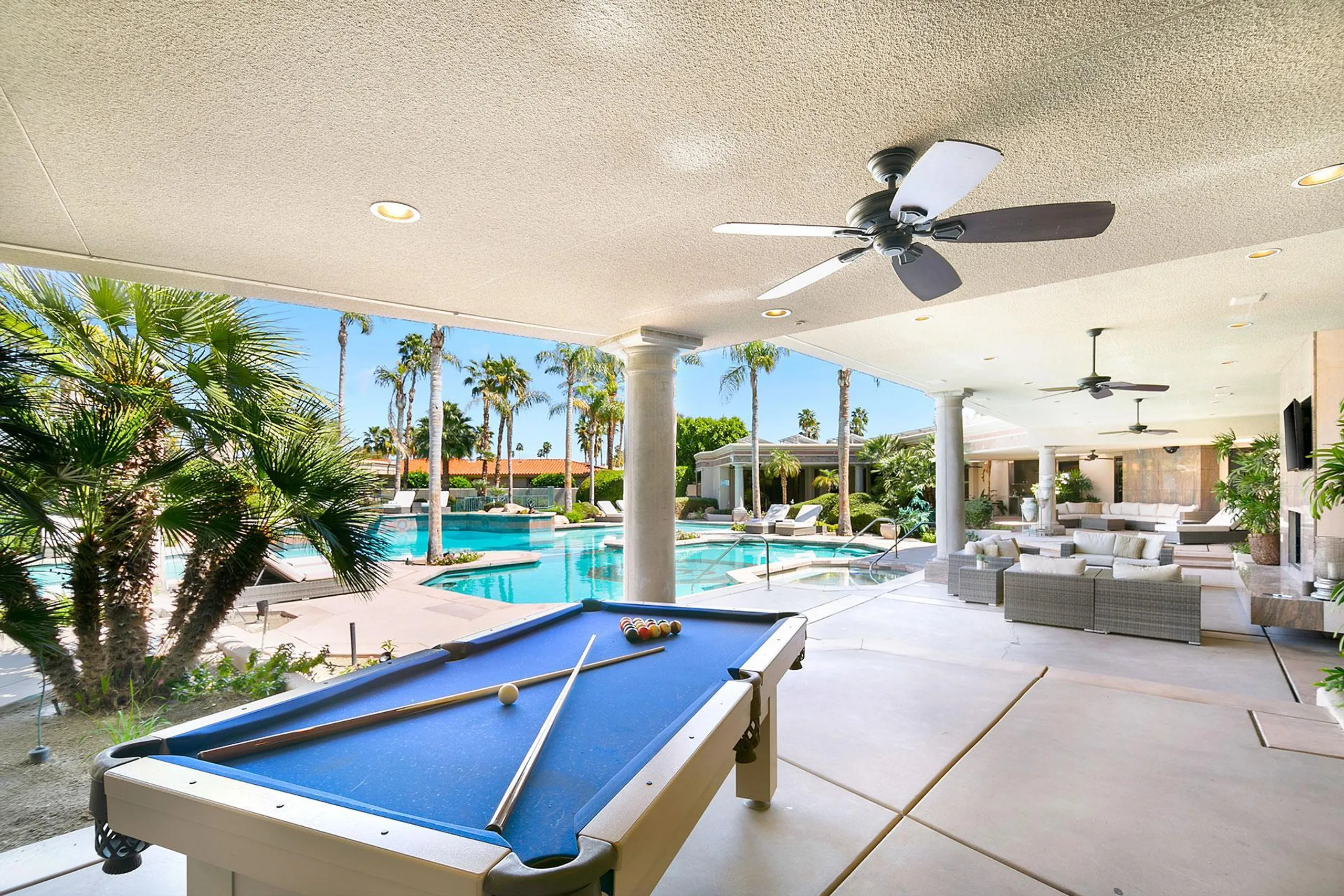 Paradise Resort Estate with Pool, Tennis Court, and Fitness Room — photograph 6