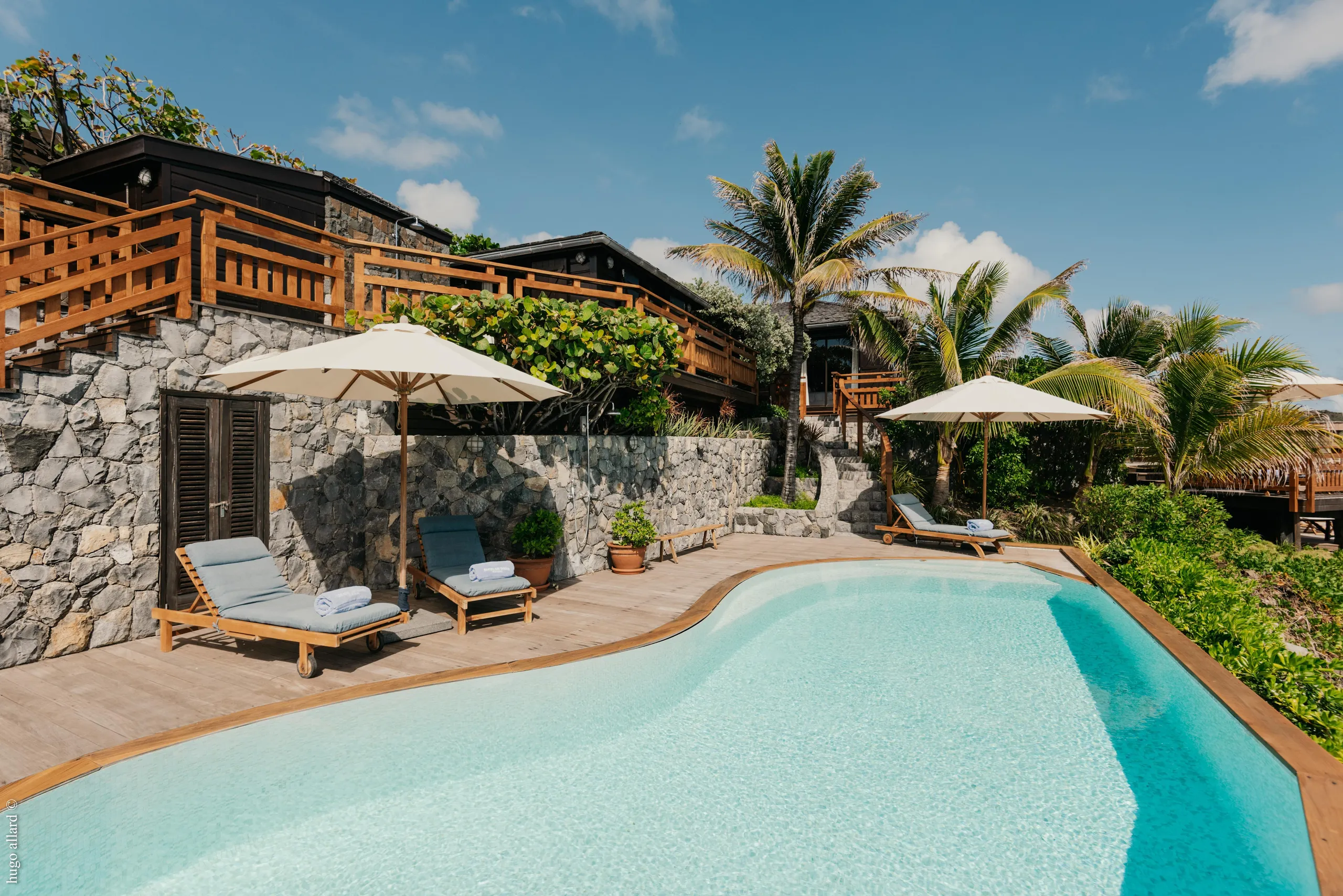 Majestic Oceanside Villa with Invigorating Pool — photograph 3