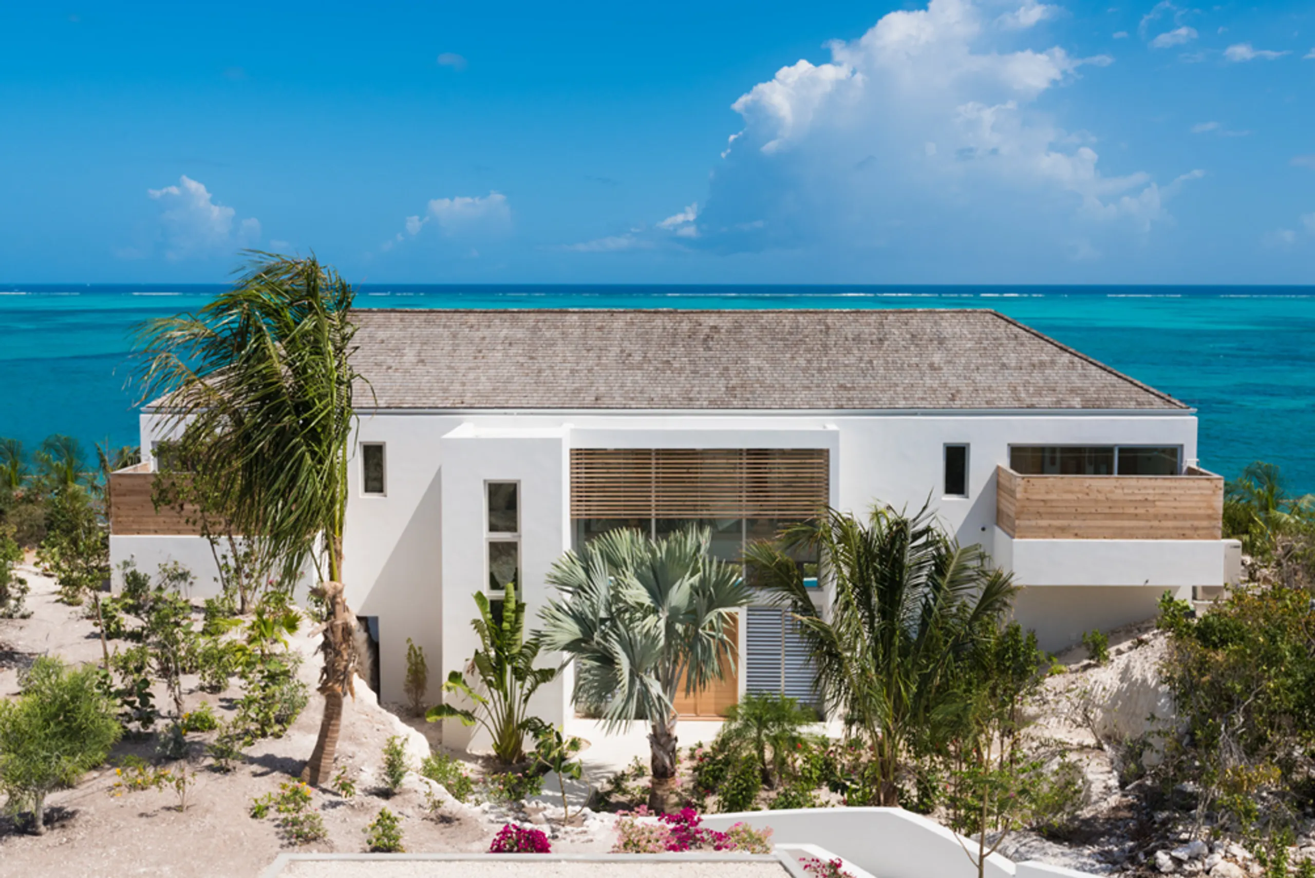 North Shore Modern Contemporary Luxury Villa: with Infinity Pool — photograph 2